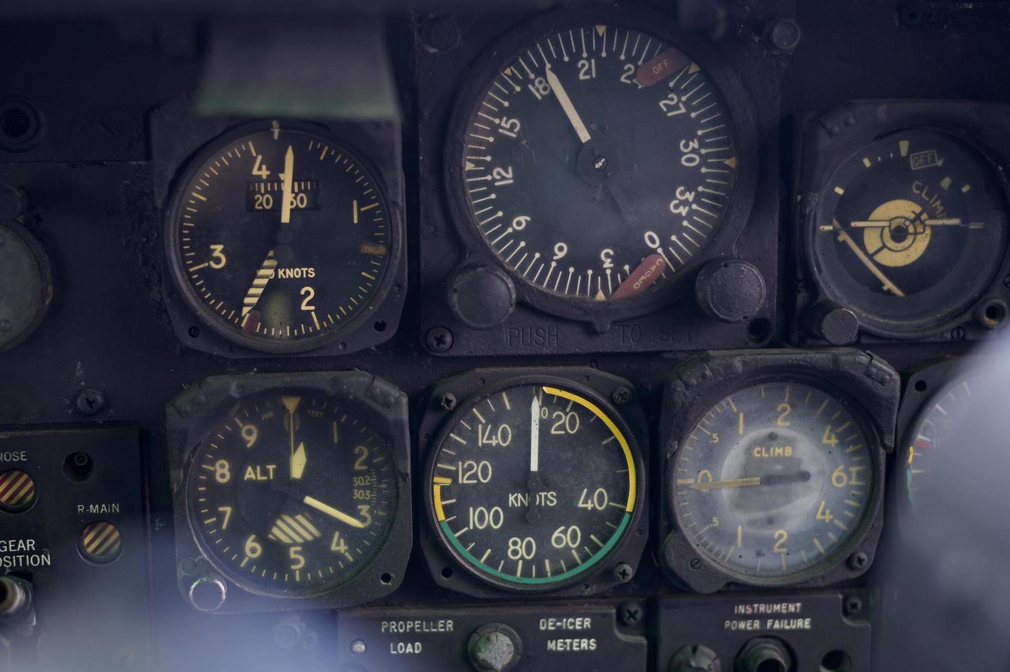 close-up van oud vintage vliegtuig cockpit cockpit bedieningspaneel foto