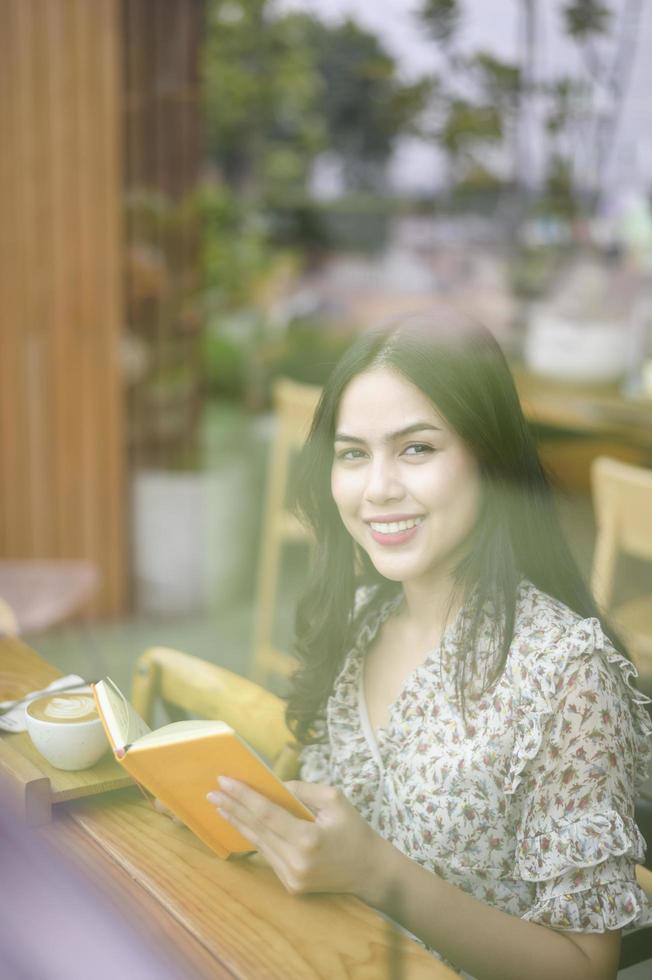 een jonge mooie vrouw werkt in de coffeeshop foto