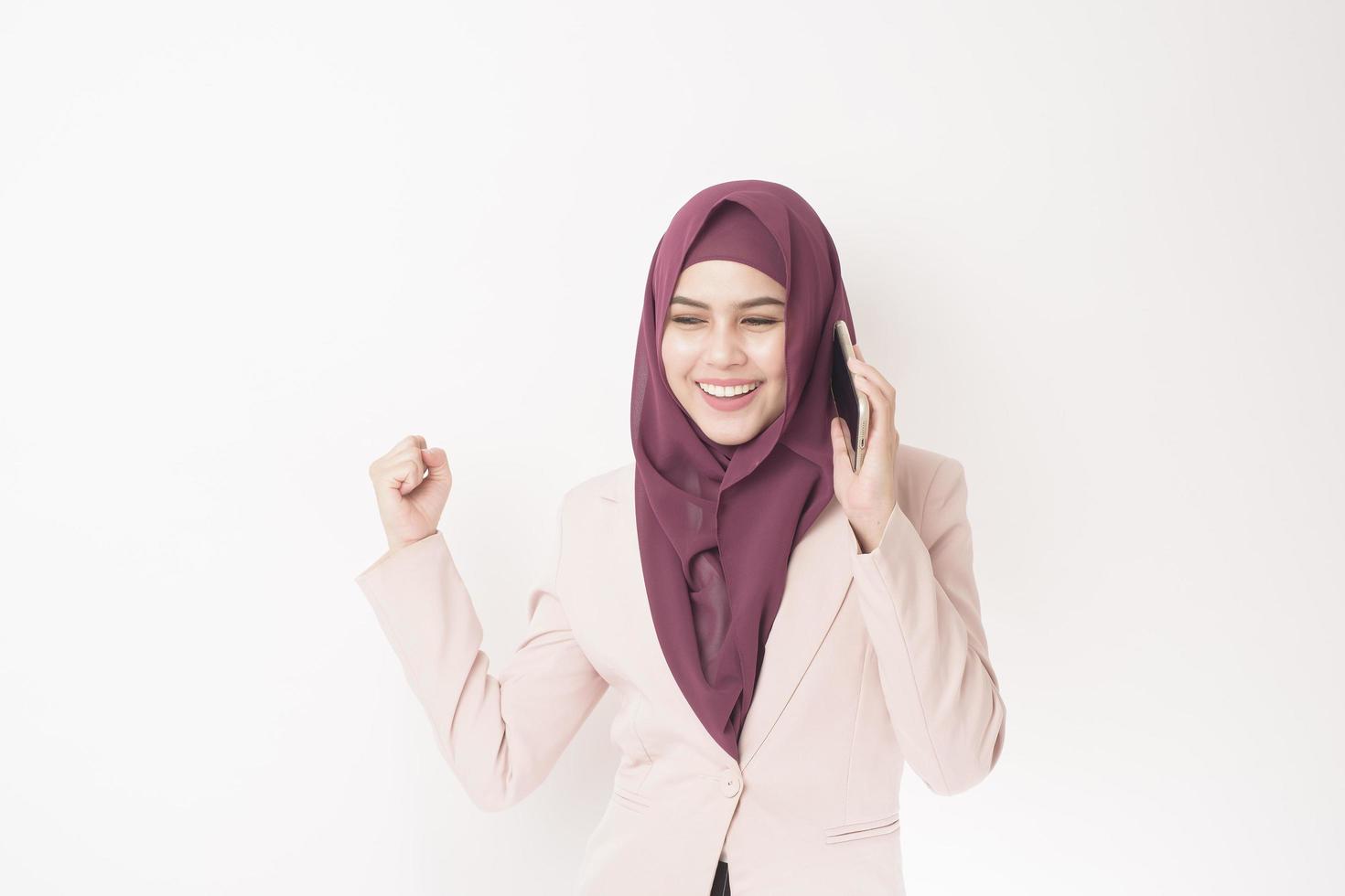 mooie zakenvrouw met hijab portret op witte achtergrond foto