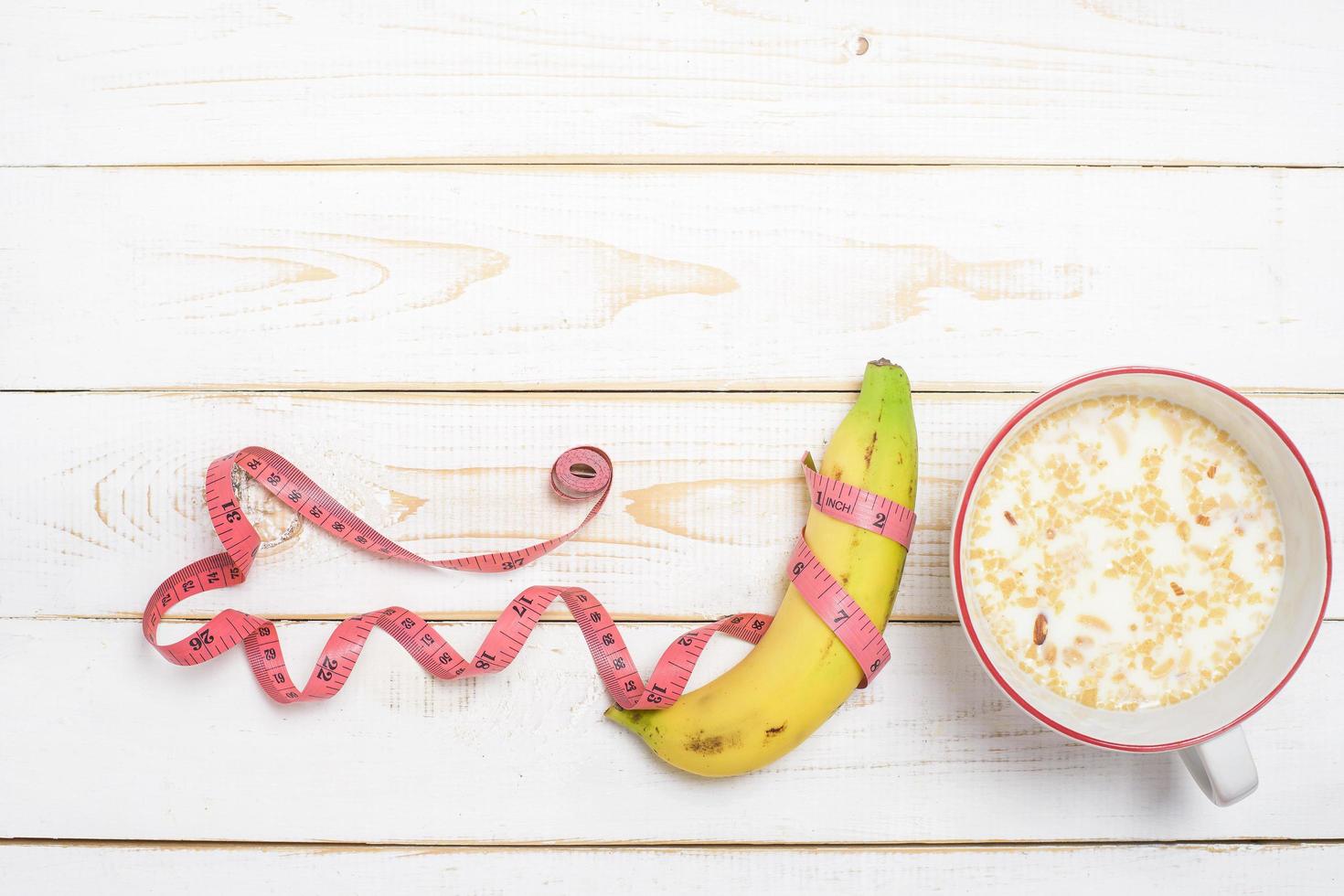 dieetvoeding voor gezond eten op witte houten achtergrond foto
