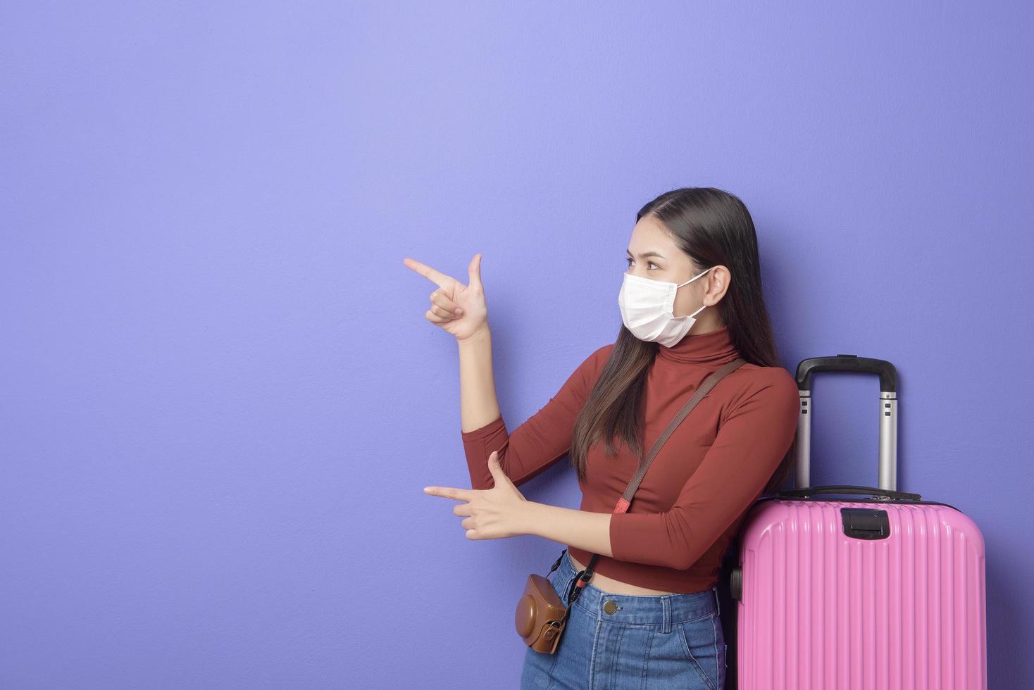 portret van jonge reizigersvrouw met gezichtsmasker, nieuw normaal reisconcept foto