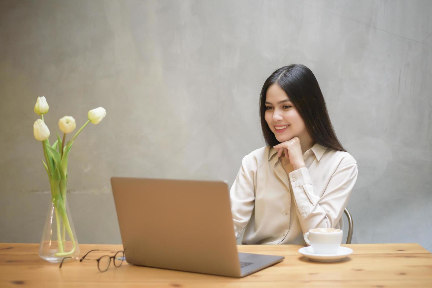 mooie zakenvrouw werkt met laptop in coffeeshop foto