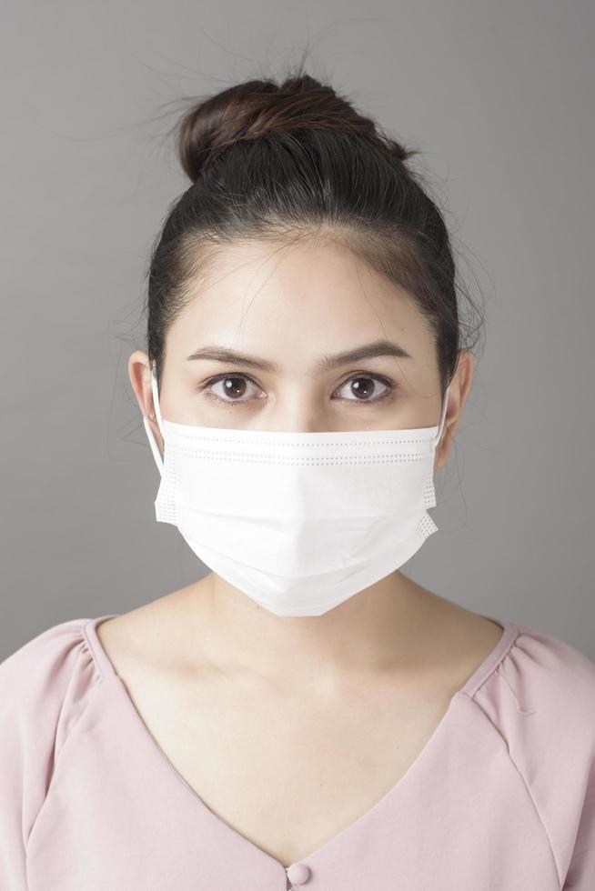 close-up vrouw gezicht draagt chirurgisch masker foto