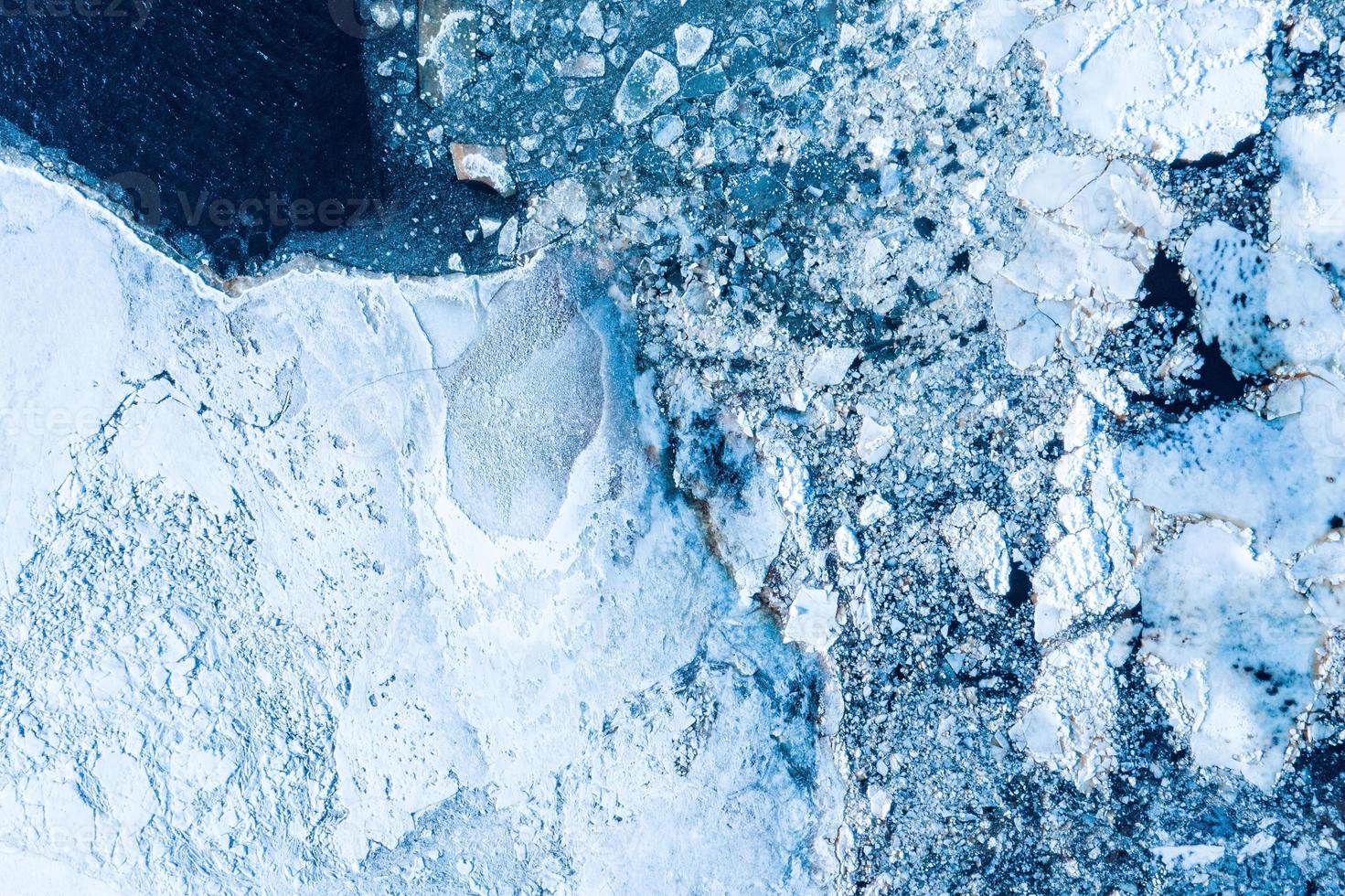 grote brokken ijsblokken die een prachtig patroon vormden, nadat het ijsbrekerschip voorbijkwam en het dicht opeengepakte ijs verpletterde. foto