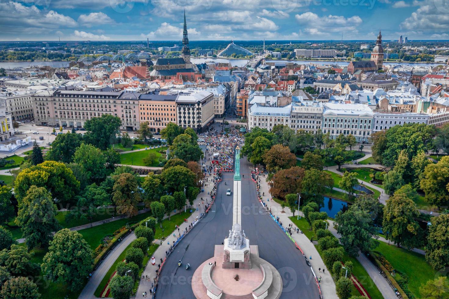 mensen die de internationale marathon van rimi riga lopen foto