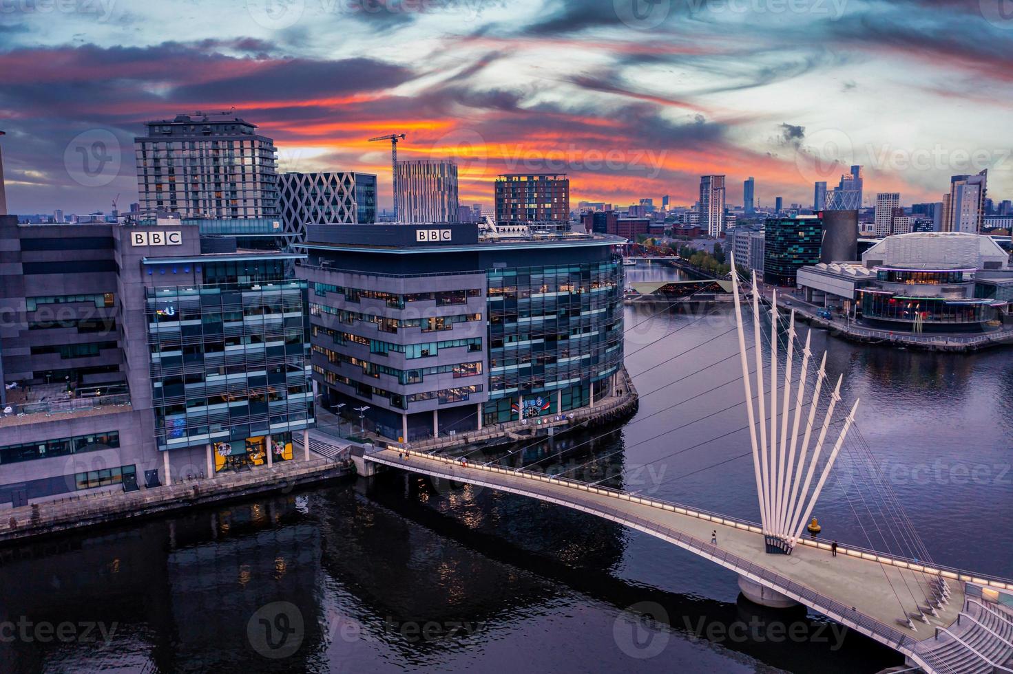 luchtfoto van de mediastad uk ligt aan de oevers van het manchester in de schemering foto