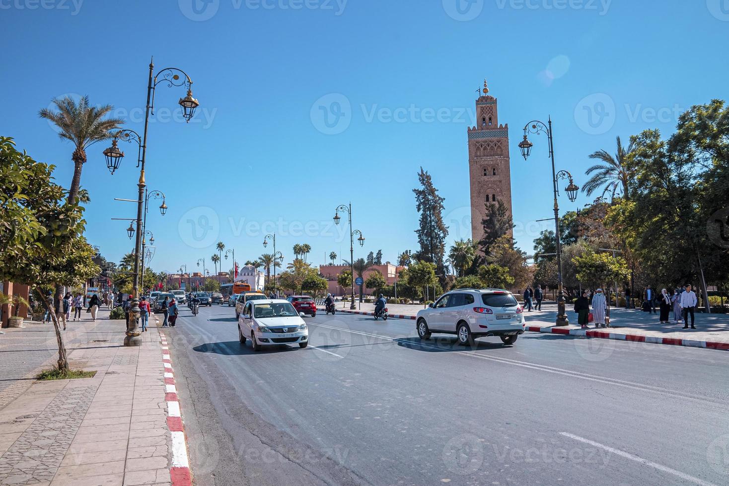 uitzicht op het stadsverkeer en de historische Koutoubia-moskee tegen de lucht foto