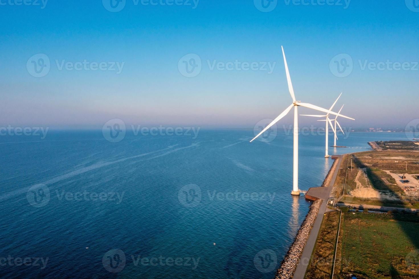 luchtfoto van de windturbines. groene ecologische energie opwekking. windpark eco veld. offshore en onshore windmolenpark groene energie op zee foto