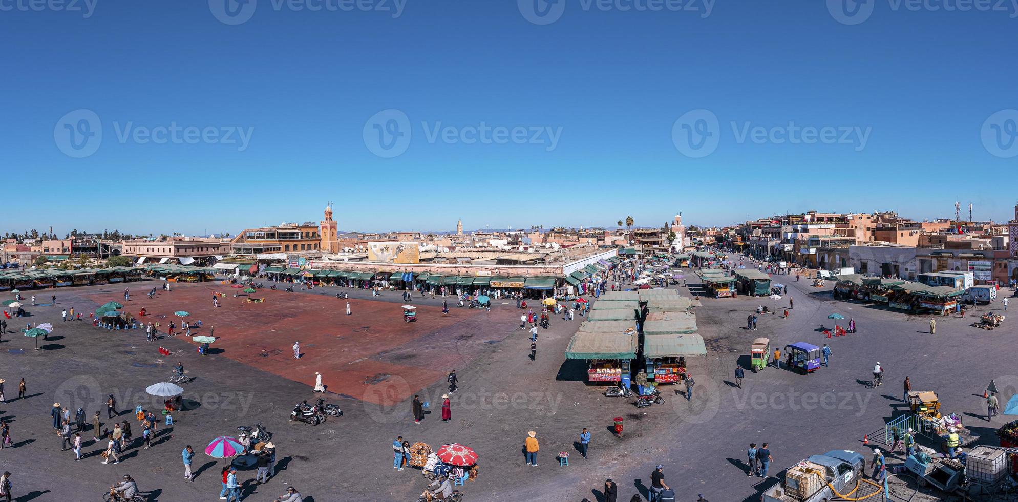 luchtfoto van buitenmarkt of souk met stadsgezicht foto