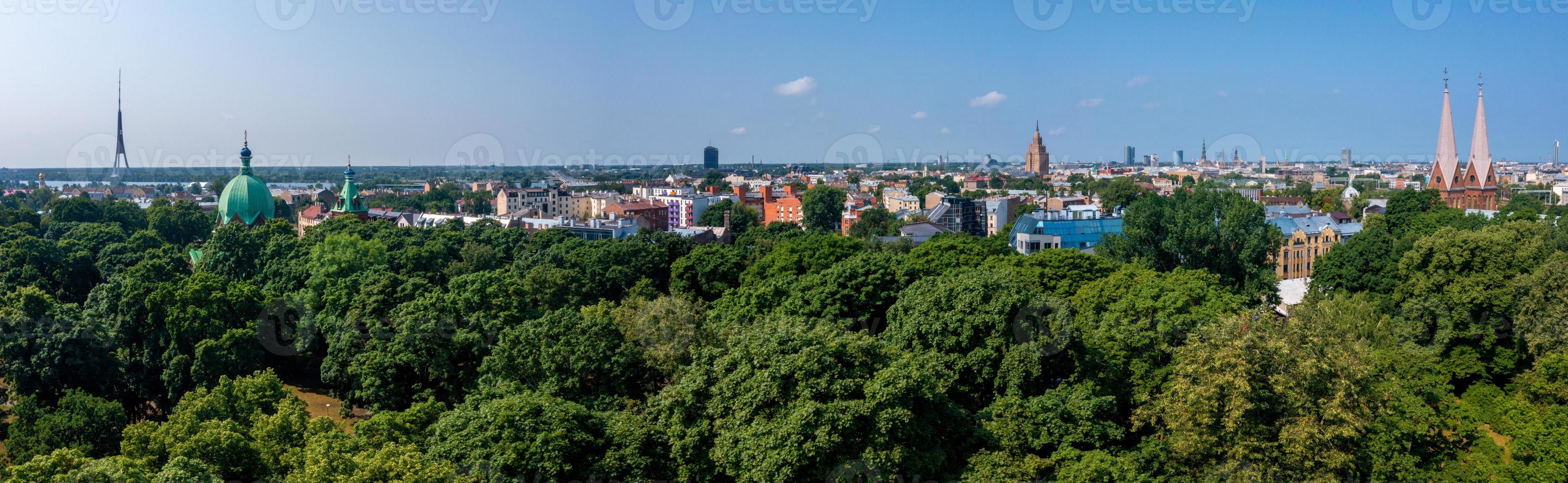 prachtige luchtfoto van de stad riga van bovenaf. foto