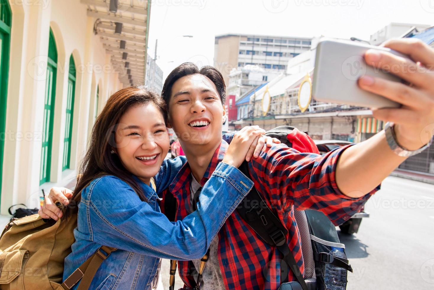 jong aziatisch toeristenmeisje dat selfie met vriend neemt tijdens de zomervakanties in de stad thailand van bangkok foto