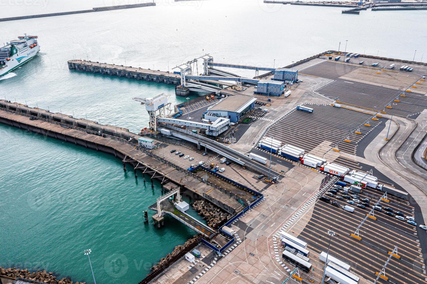 Luchtfoto van haven en vrachtwagens die naast elkaar geparkeerd staan in Dover, Verenigd Koninkrijk. foto