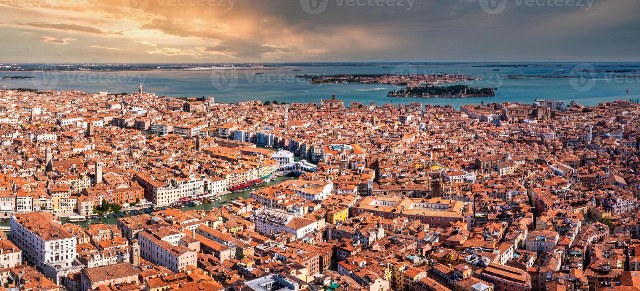 luchtfoto van Venetië bij het San Marcoplein foto