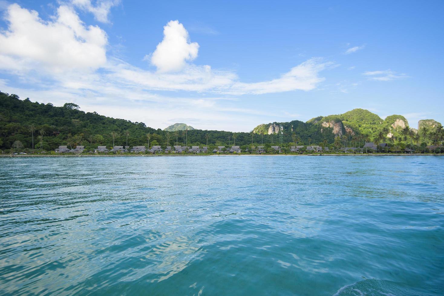 prachtig uitzicht landschap van tropisch strand, smaragdgroene zee en wit zand tegen blauwe lucht, maya baai in phi phi eiland, thailand foto