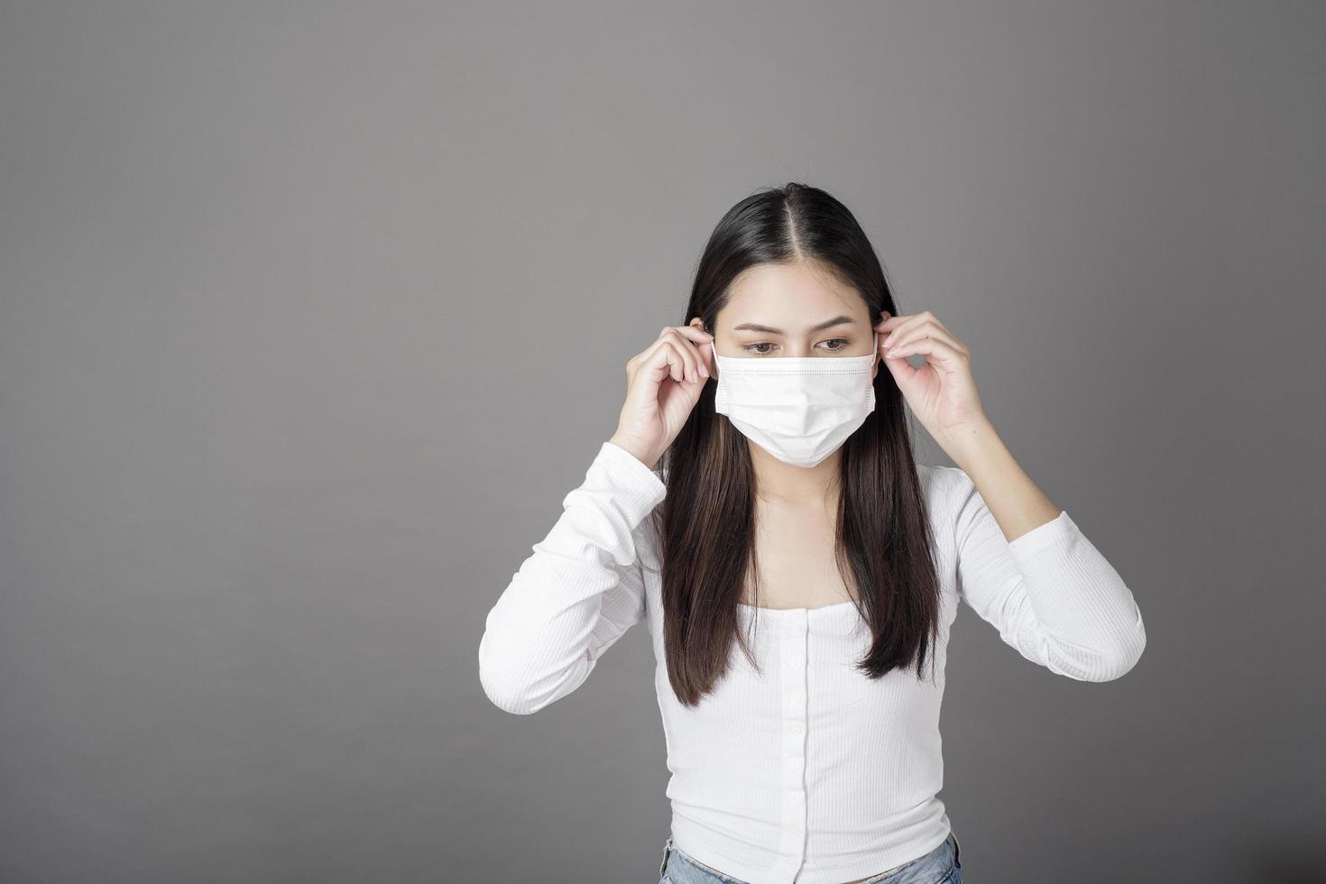 portret van vrouw met chirurgisch masker in studio, gezondheidszorgconcept foto