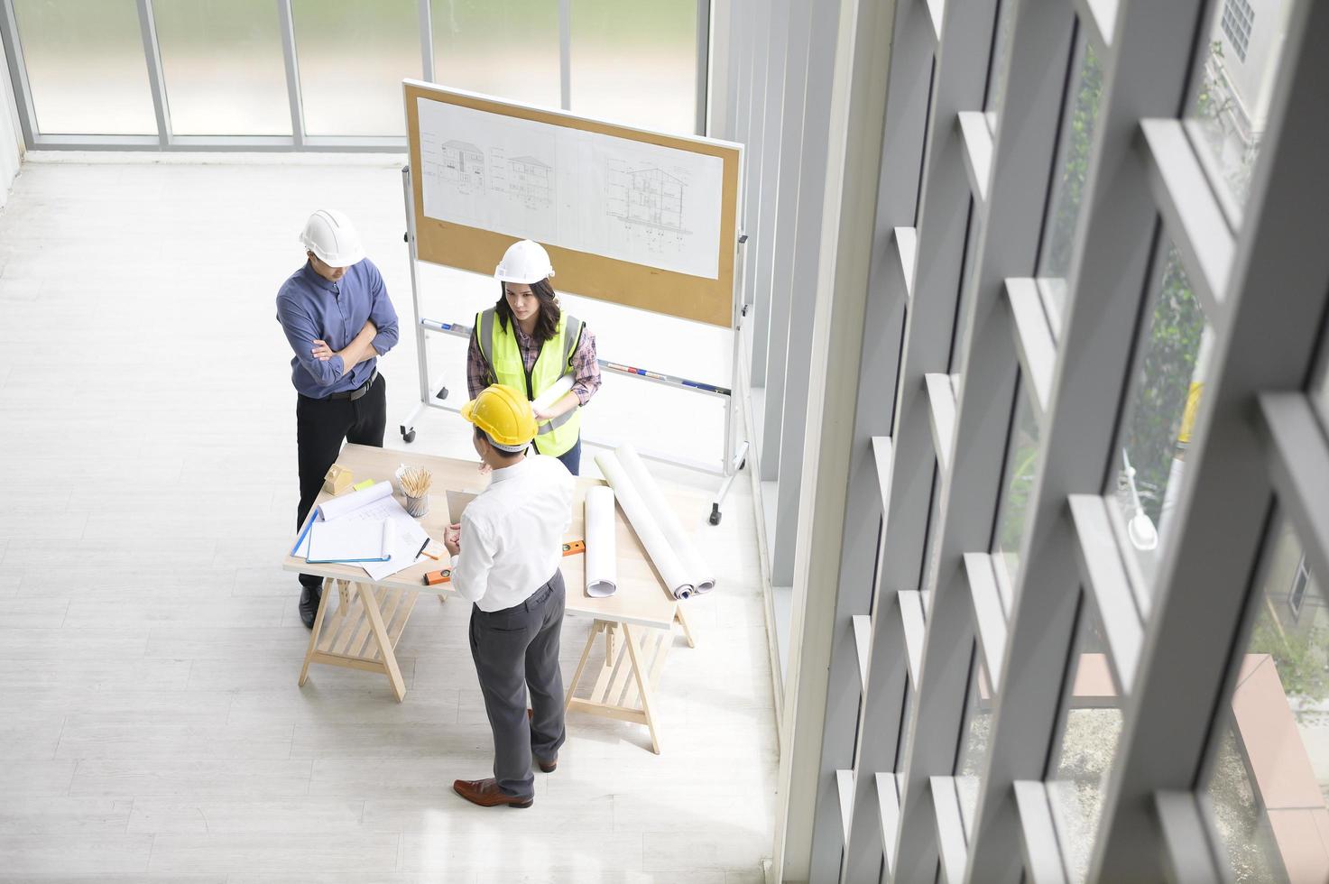 bovenaanzicht van technische mensen ontmoeten elkaar, technische mensen, zakelijk werken, teamwerkconcept. foto