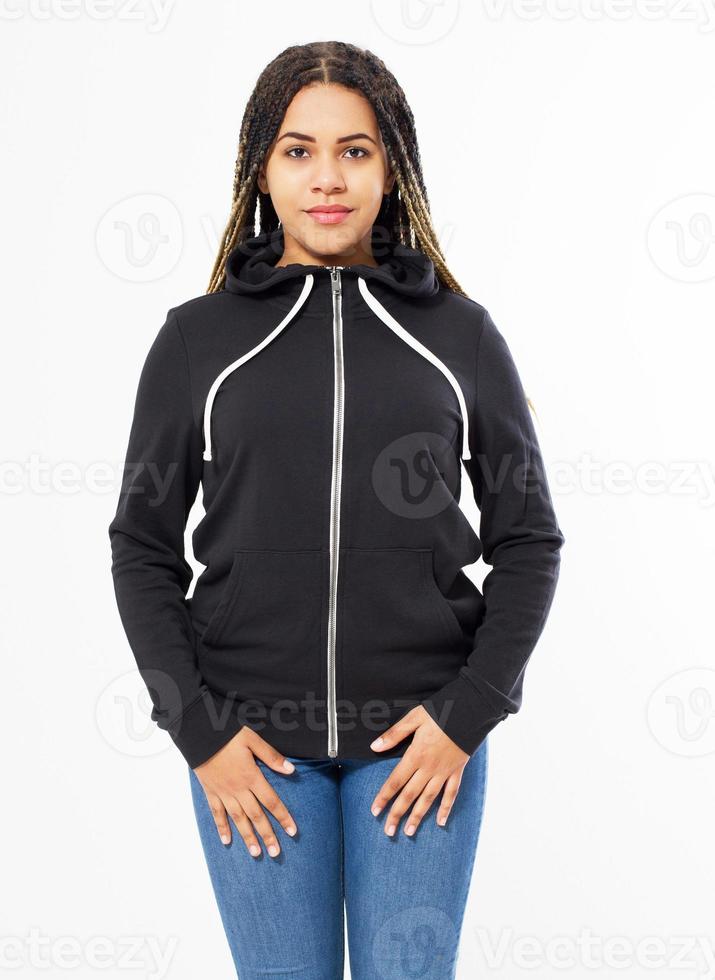 afro-amerikaanse sweatshirt mock-up geïsoleerd. vrouwelijke dragen donkere hoodie mockup. eenvoudige hoody-ontwerppresentatie. trui om te bedrukken. vrouw kleding grijs sweatshirt sjabloon. foto