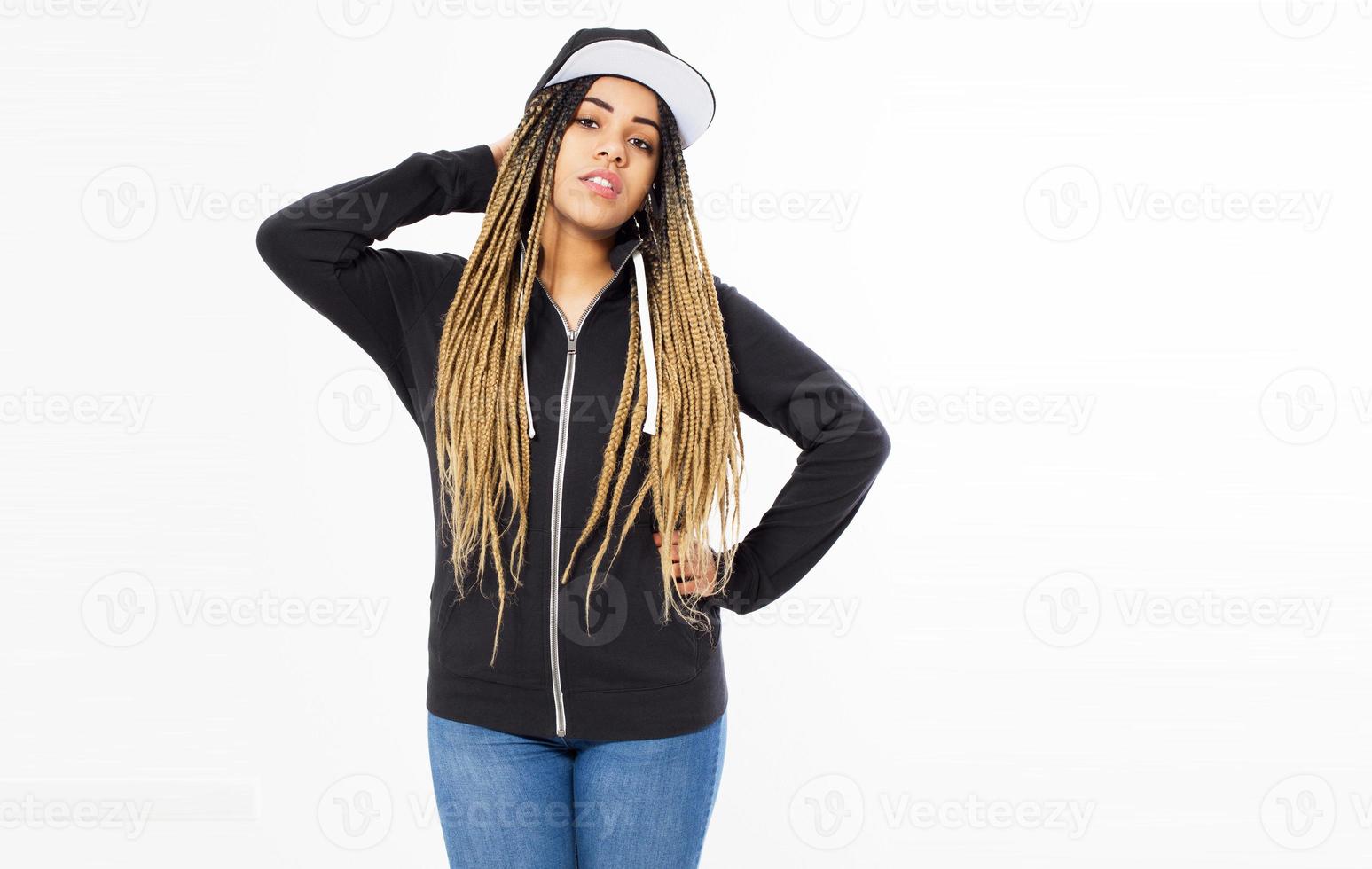 jonge gelukkige Afro-Amerikaanse vrouw met dreadlocks haar en lege pet in hoodie - mock up foto