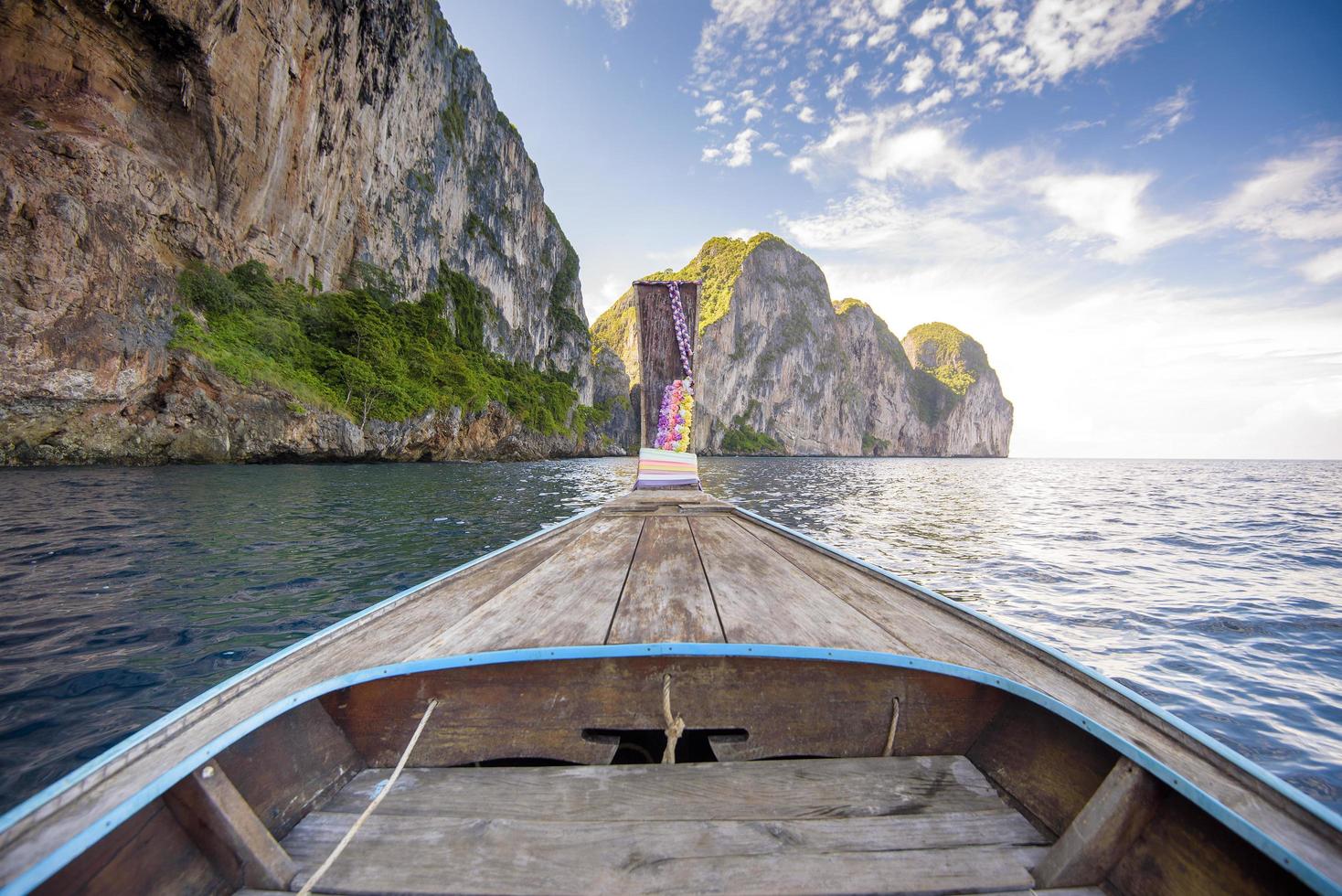 uitzicht op Thaise traditionele longtailboot over heldere zee en lucht in de zonnige dag, phi phi-eilanden, thailand foto