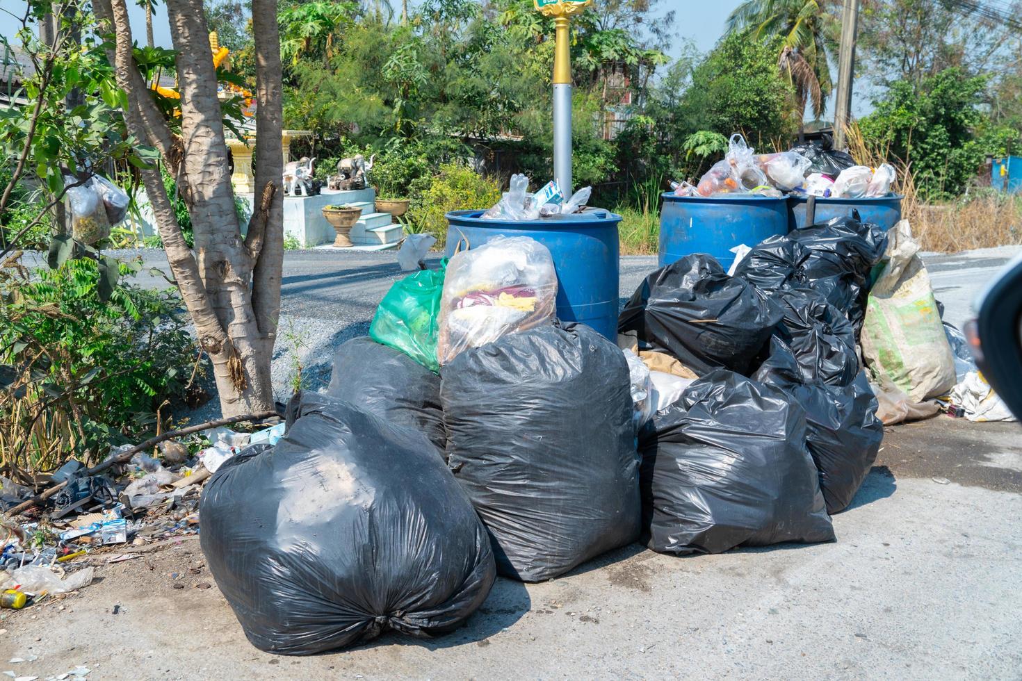 zwarte plastic vuilniszakken met afval op de stoep, schoon milieuconcept. foto
