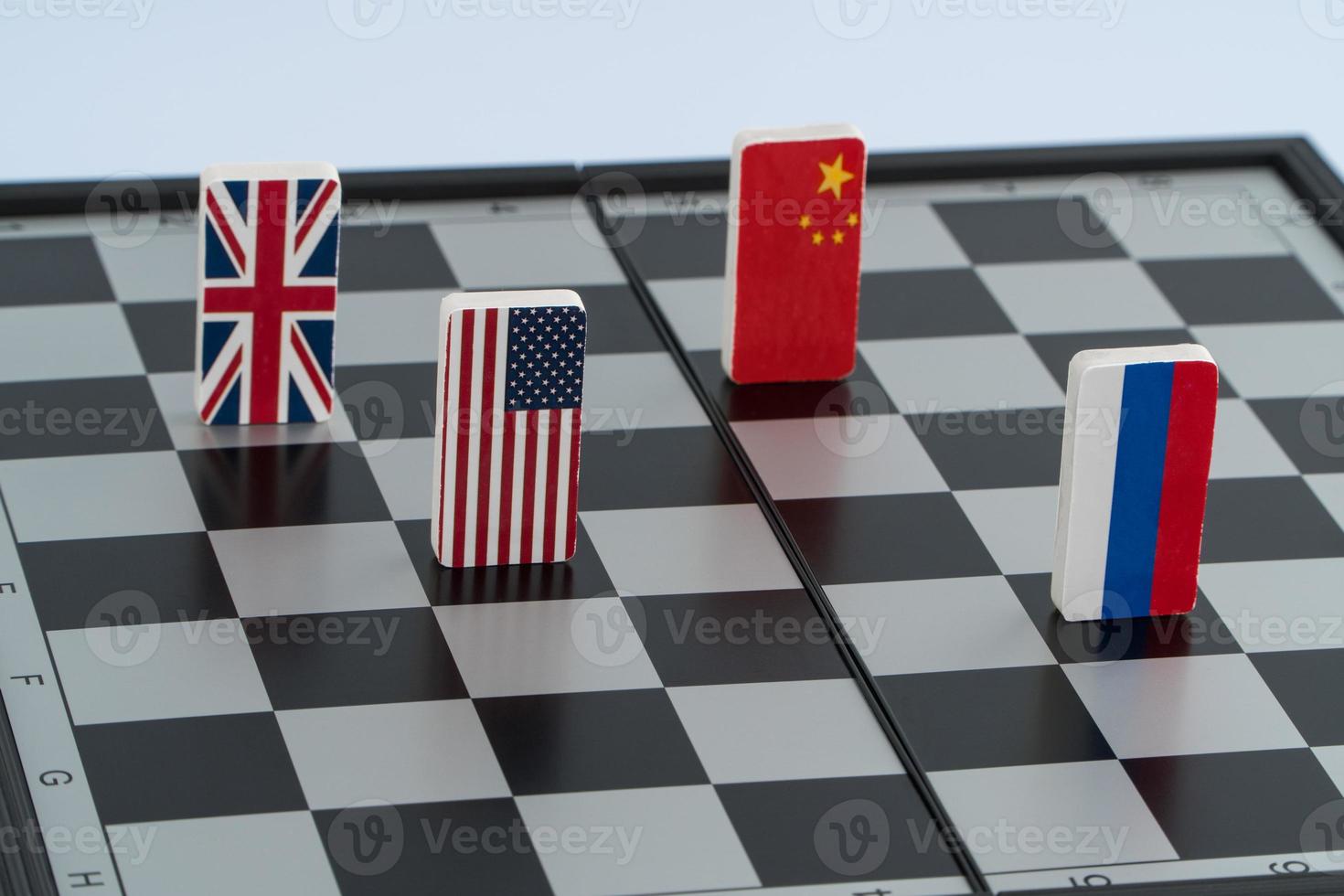 symbolen vlag van rusland, usa, china en engeland op het schaakbord. het concept van politiek spel. foto