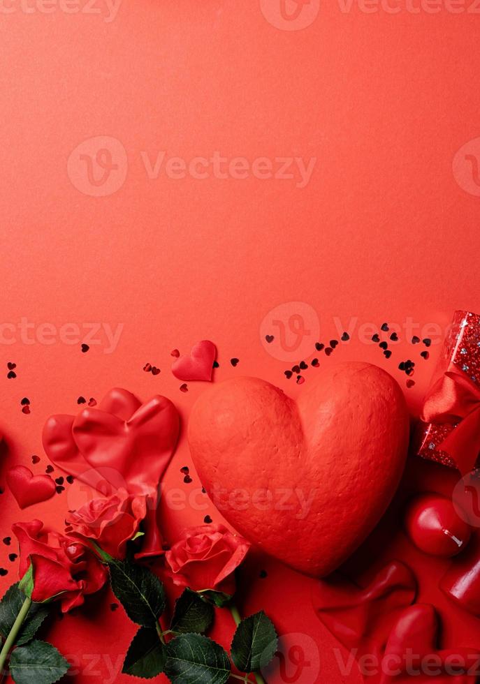 Valentijnsdag geschenken, rozen en kaarsen op rode achtergrond, kopieer ruimte foto