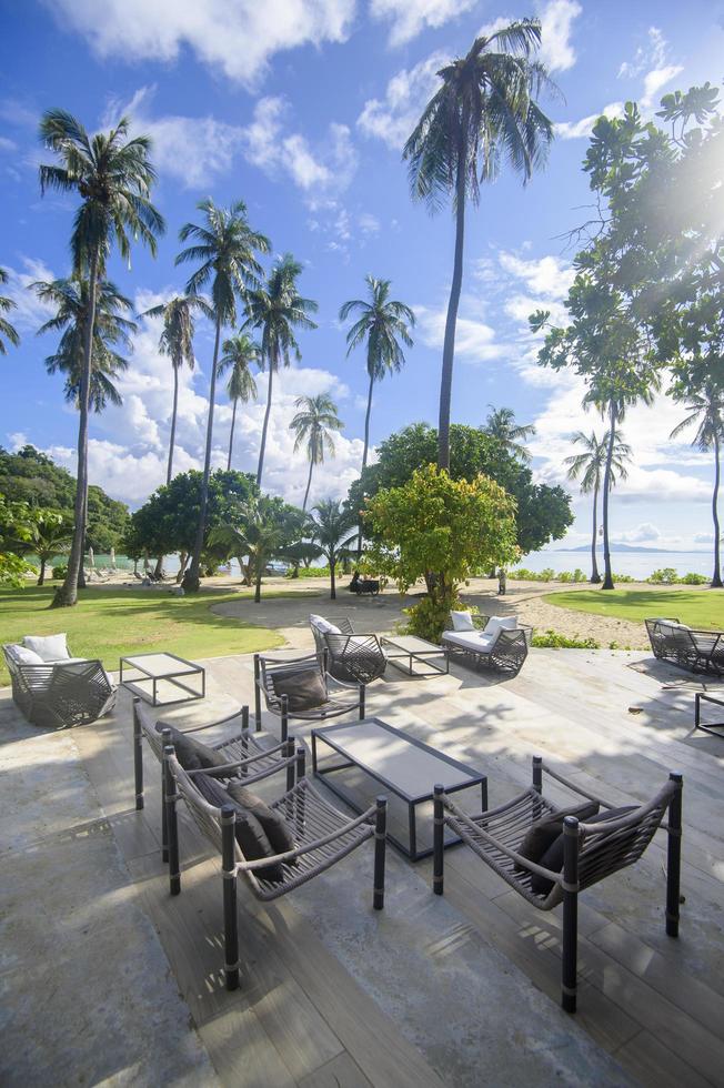 prachtig uitzicht op gezellige bungalow met groene tropische tuin op phi phi island, thailand foto