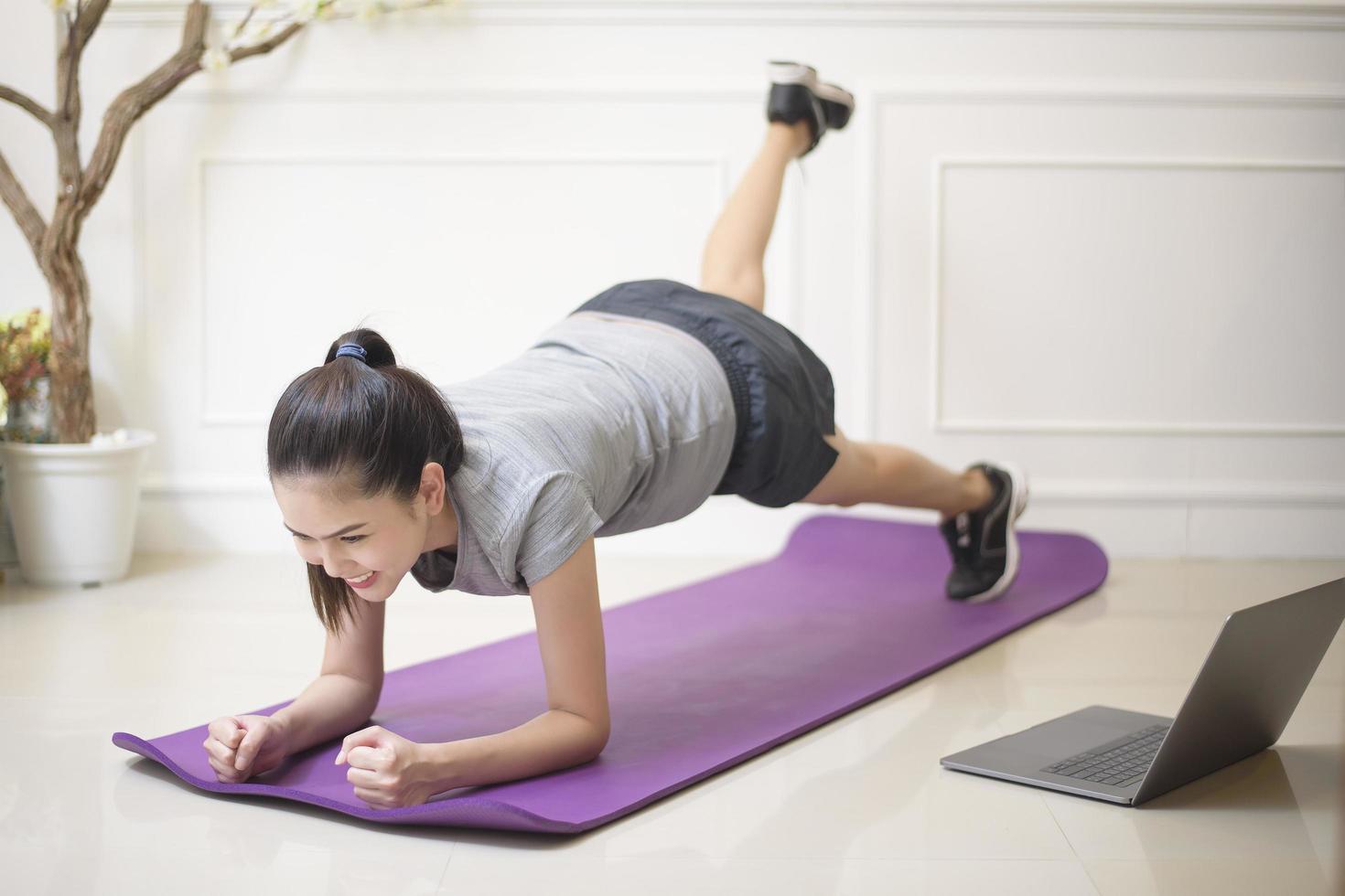 fitness vrouw oefening in huis foto