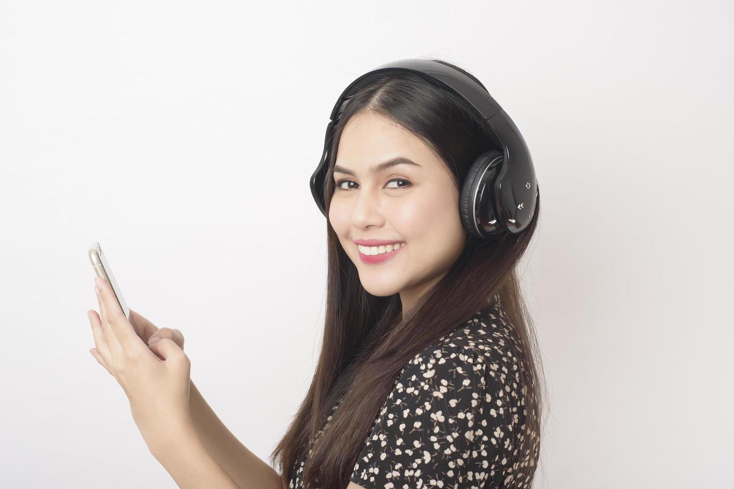 muziekliefhebber vrouw geniet met headset op witte achtergrond foto