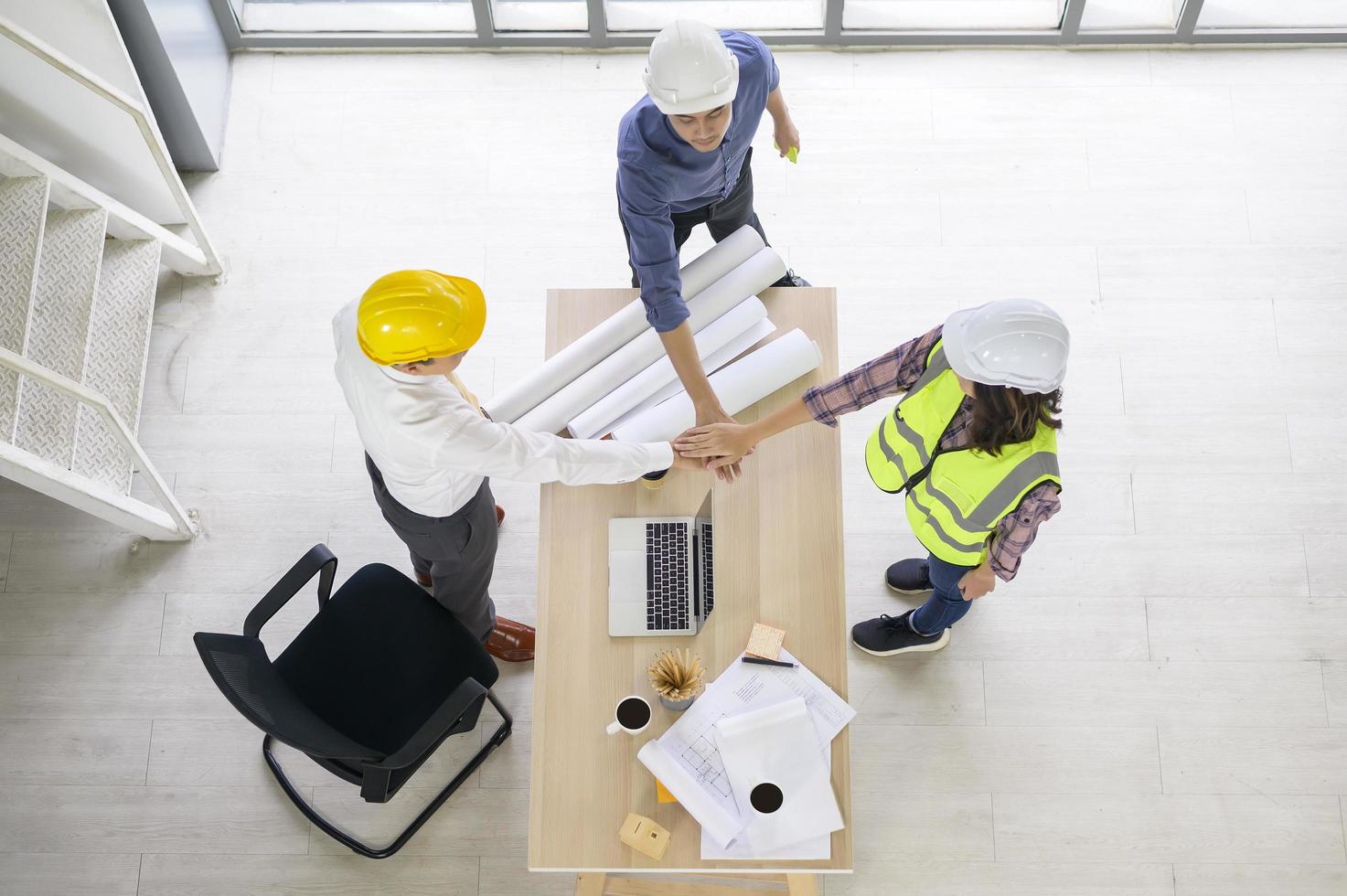 bovenaanzicht van technische mensen ontmoeten elkaar, technische mensen, zakelijk werken, teamwerkconcept foto