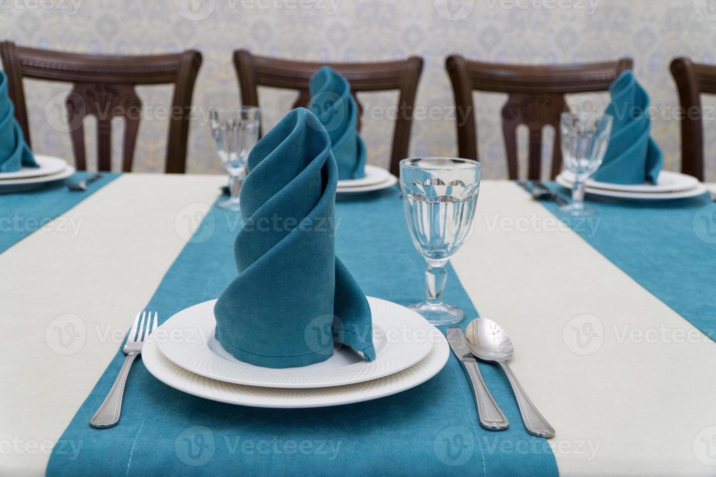 bankettafel serveren in een luxe restaurant in turquoise en witte stijl foto