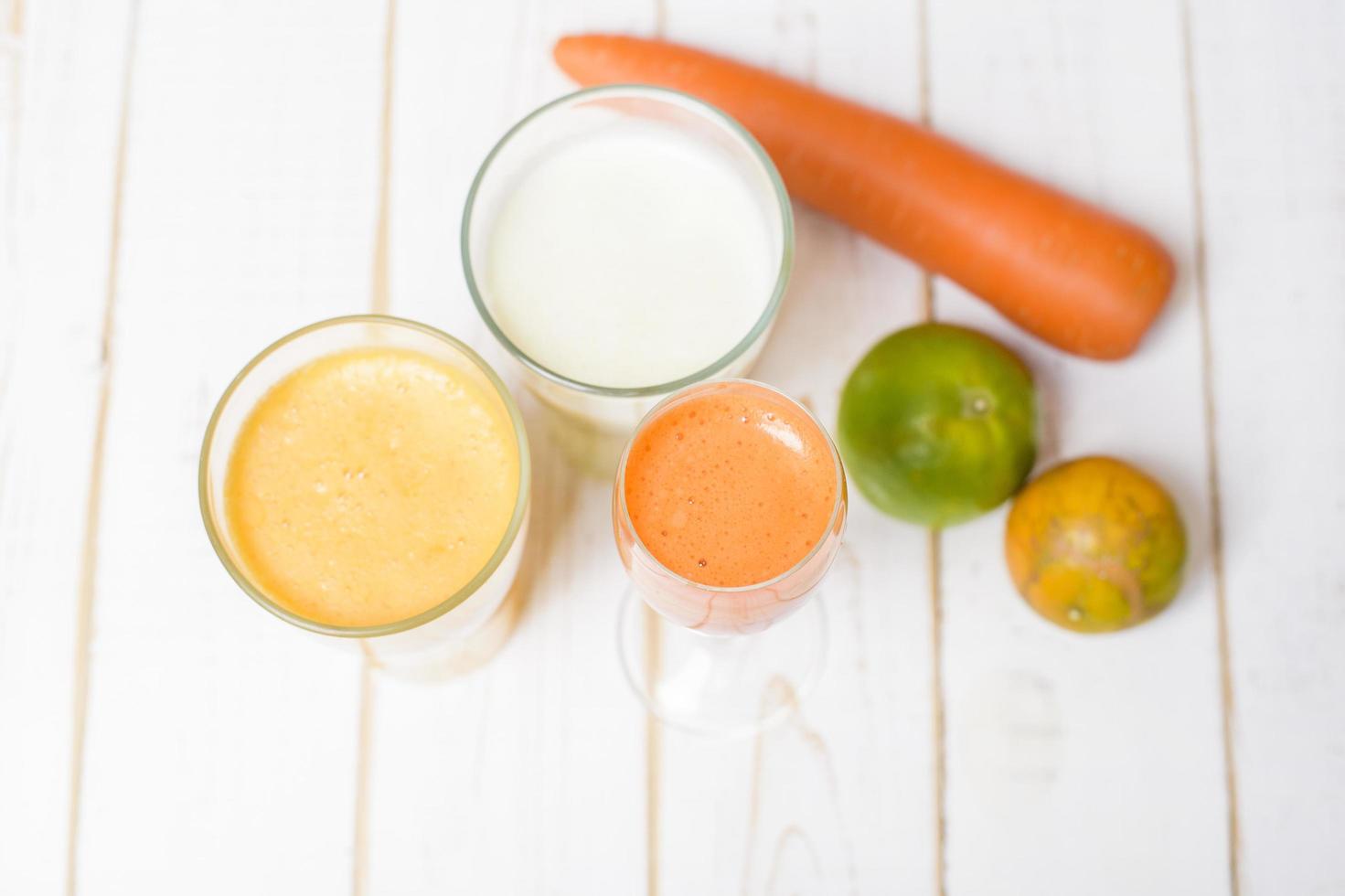 gezond dieet fruit en groentesap klaar om te drinken op houten tafel foto