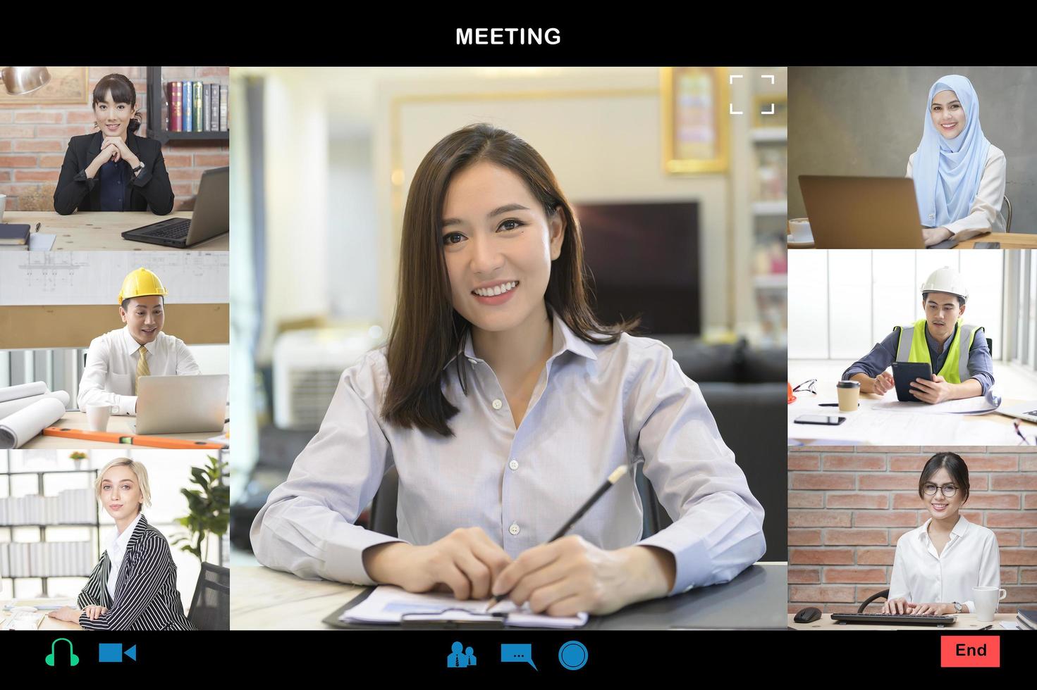 headshot-schermweergave van jonge Aziatische zakenvrouw is online met behulp van videoconferenties met partners of zakelijke collega's vanuit haar huis. foto