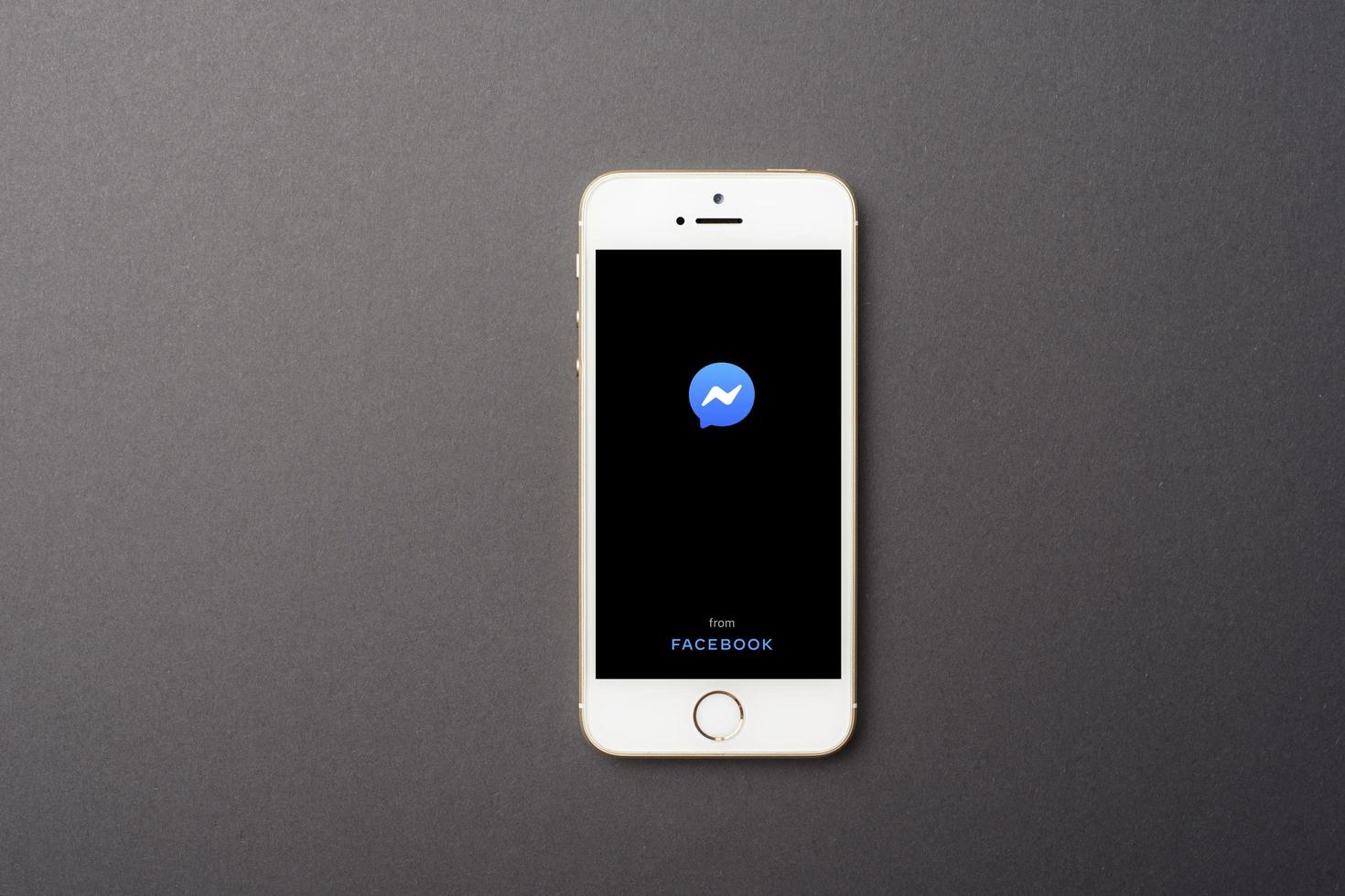 smartphone met facebook messenger-logo op apple iphone se foto