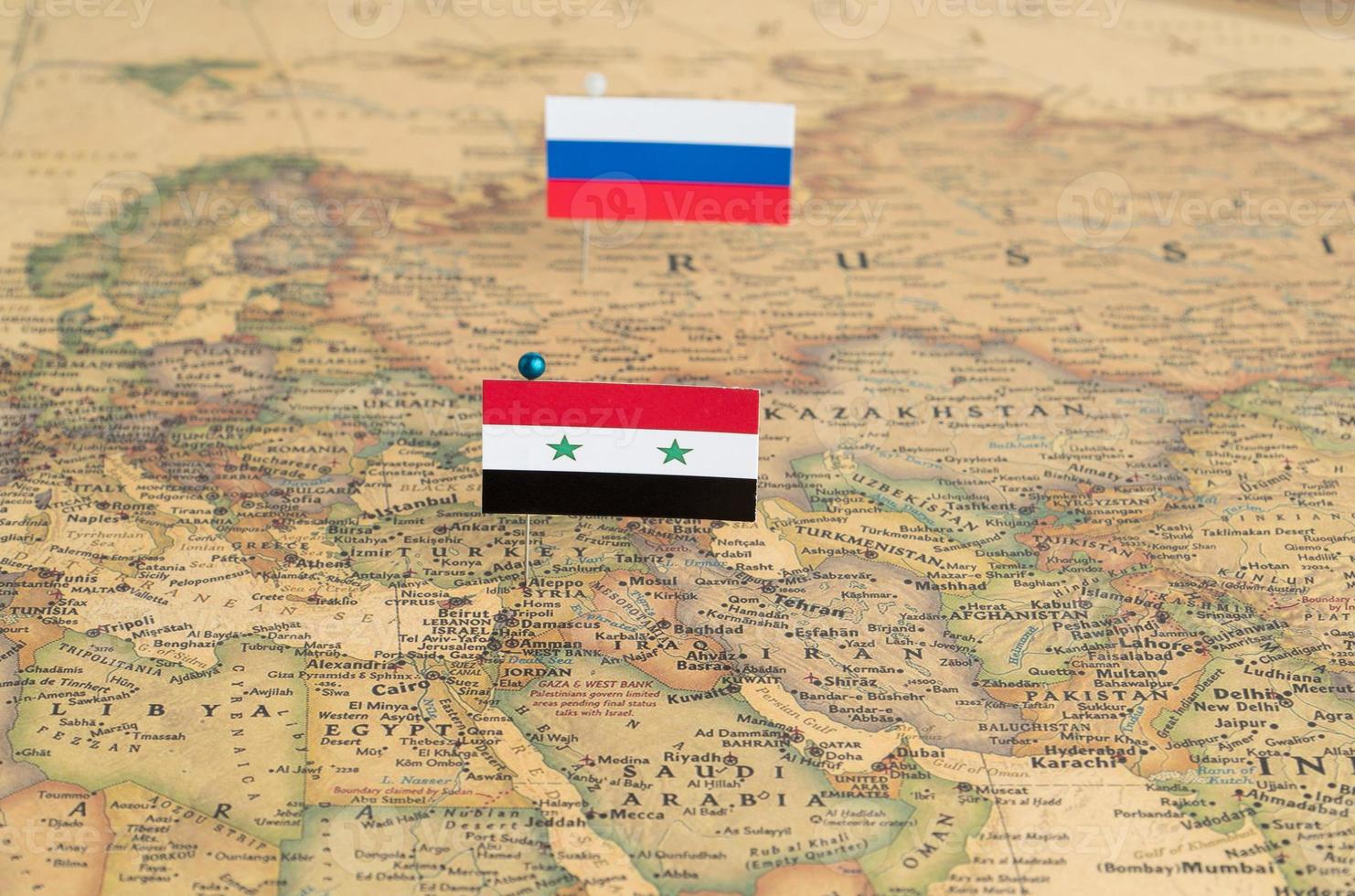 vlaggen van rusland en syrië op de wereldkaart. conceptuele foto, politiek en wereldorde foto