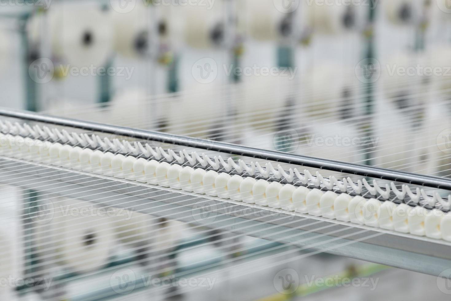 macro-opname van een uitgerekte draad. machines en uitrusting in een textielfabriek foto