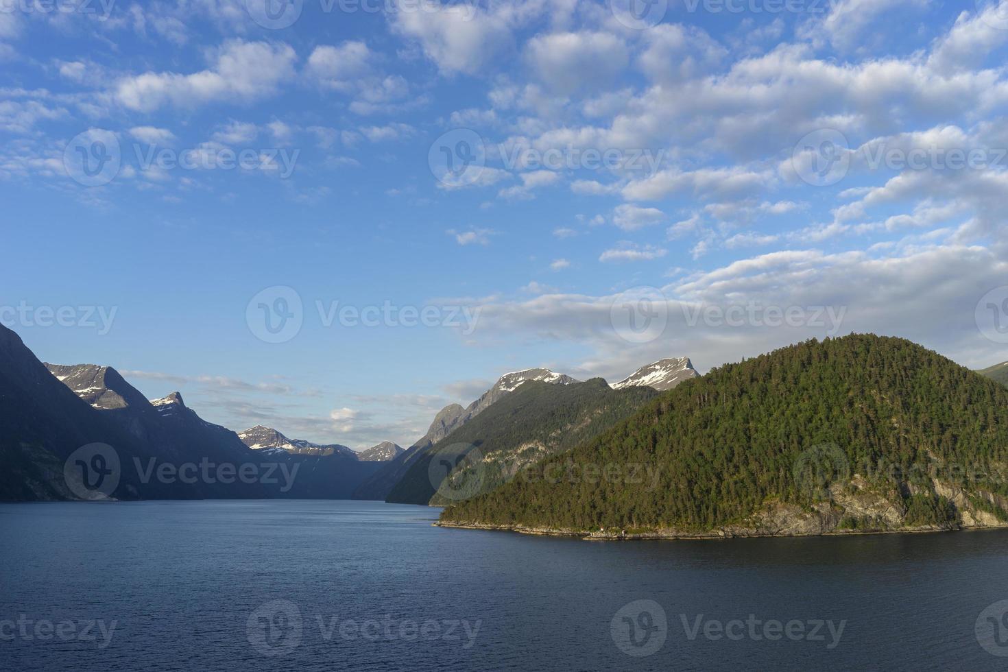 cruise in geiranger fjord in noorwegen foto