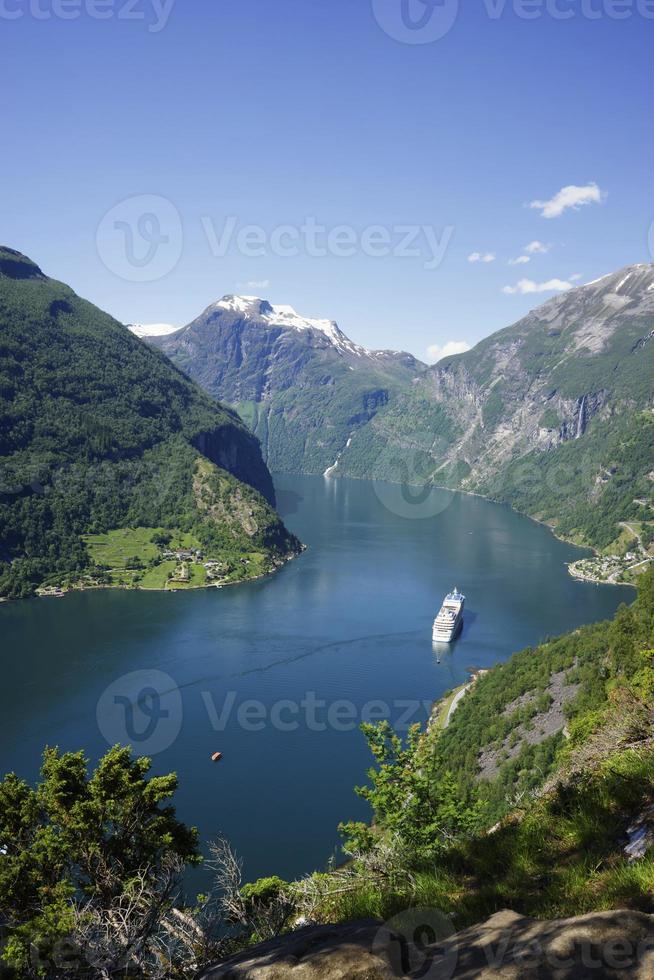 cruiseschip bij geiranger fjord in noorwegen foto