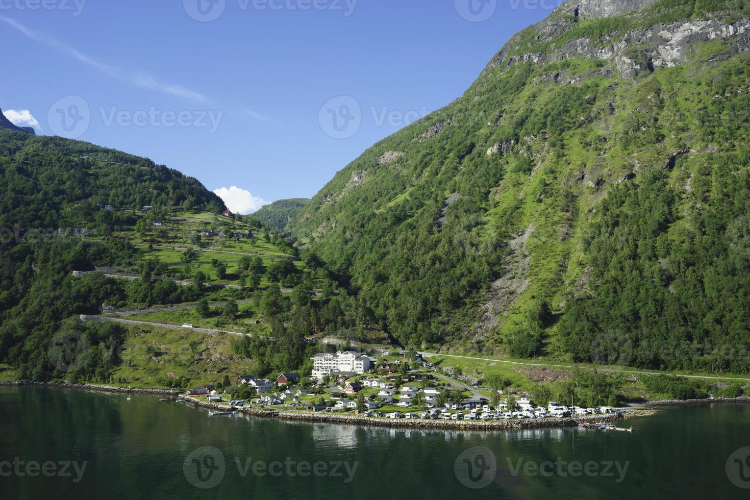 cruise in geiranger fjord in noorwegen foto