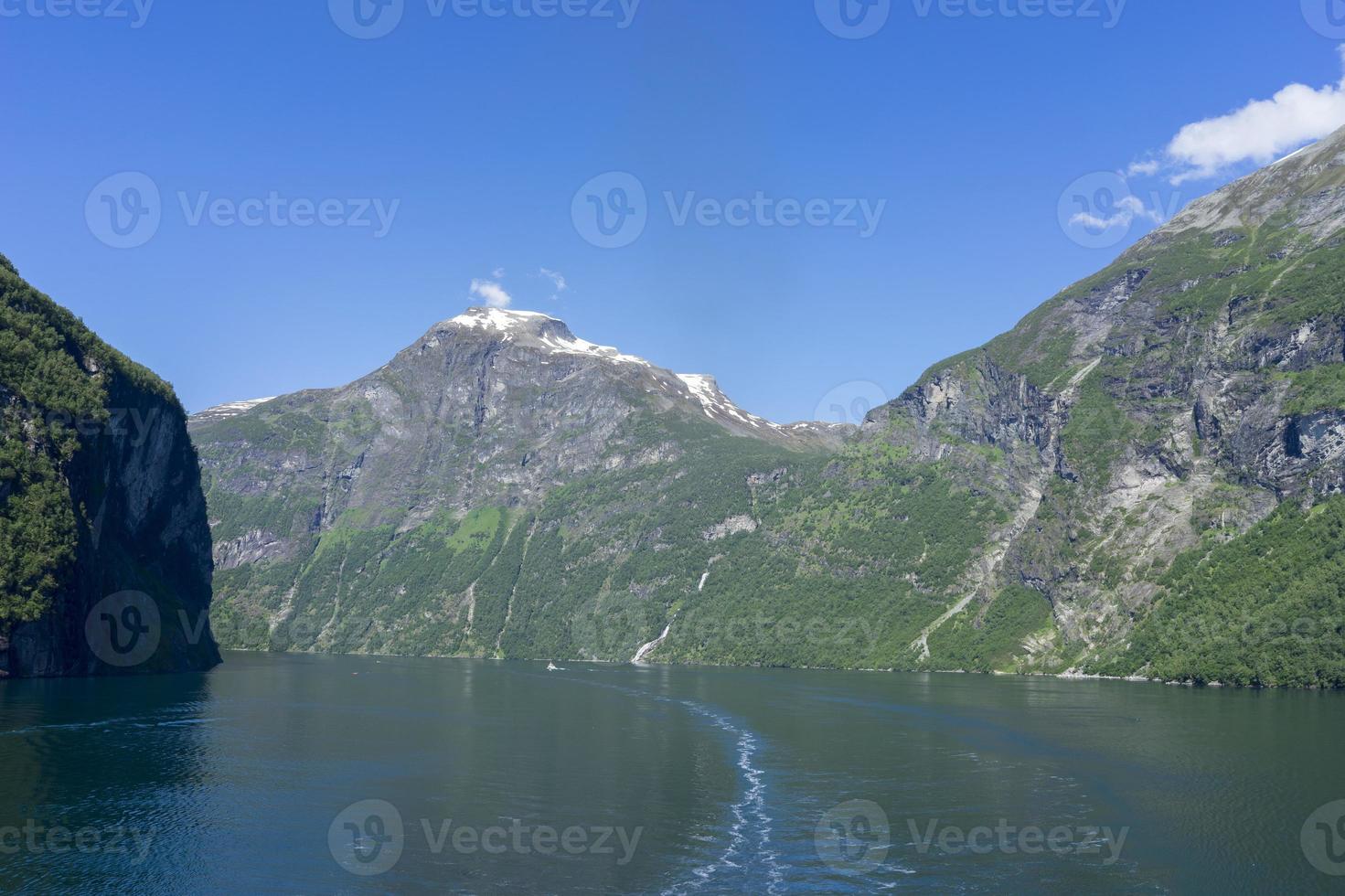 cruise in geiranger fjord in noorwegen foto