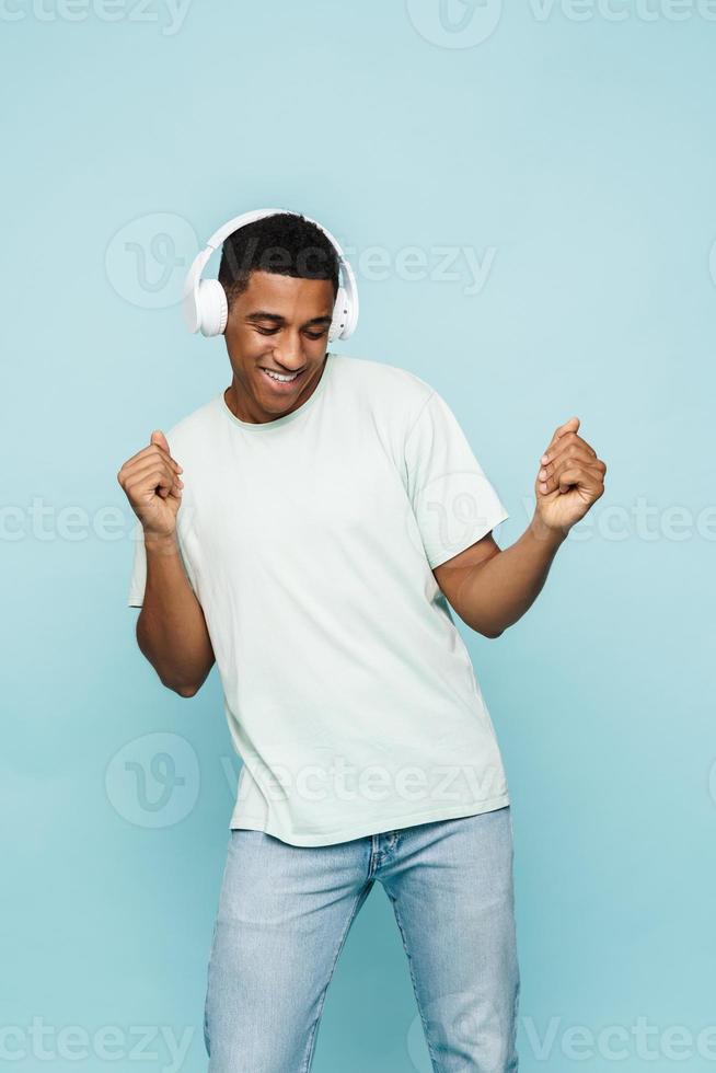 gelukkige afrikaanse man die danst met een koptelefoon foto