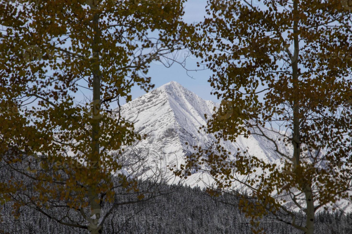 rotsachtige bergen winter herfst foto