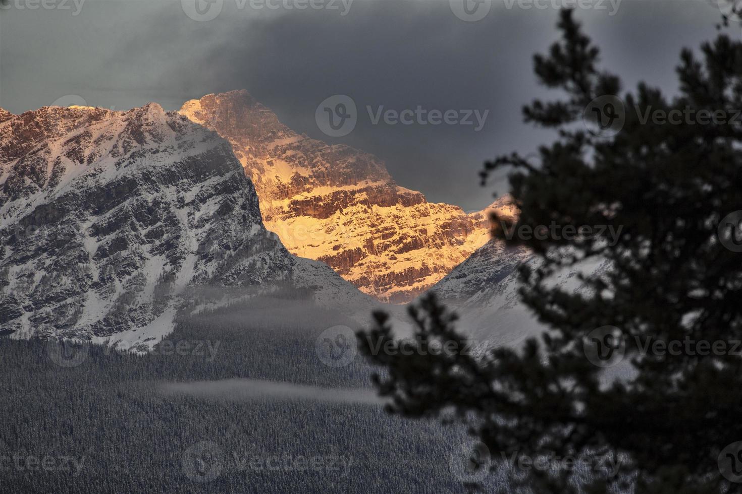 rotsachtige bergen winter herfst foto