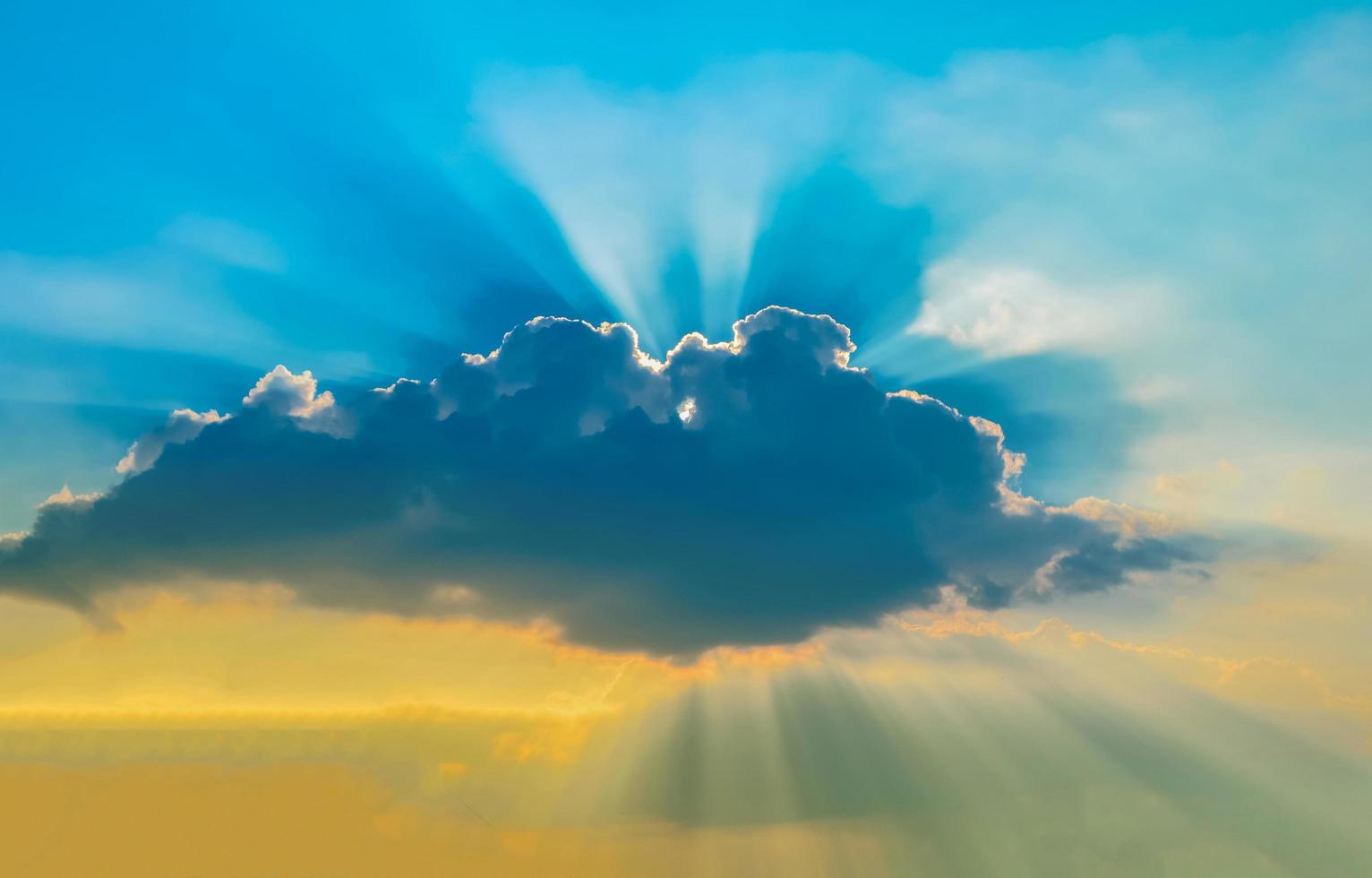 geweldige wolk mooie blauwe lucht met zonsondergang zonlicht stralen door de wolken foto