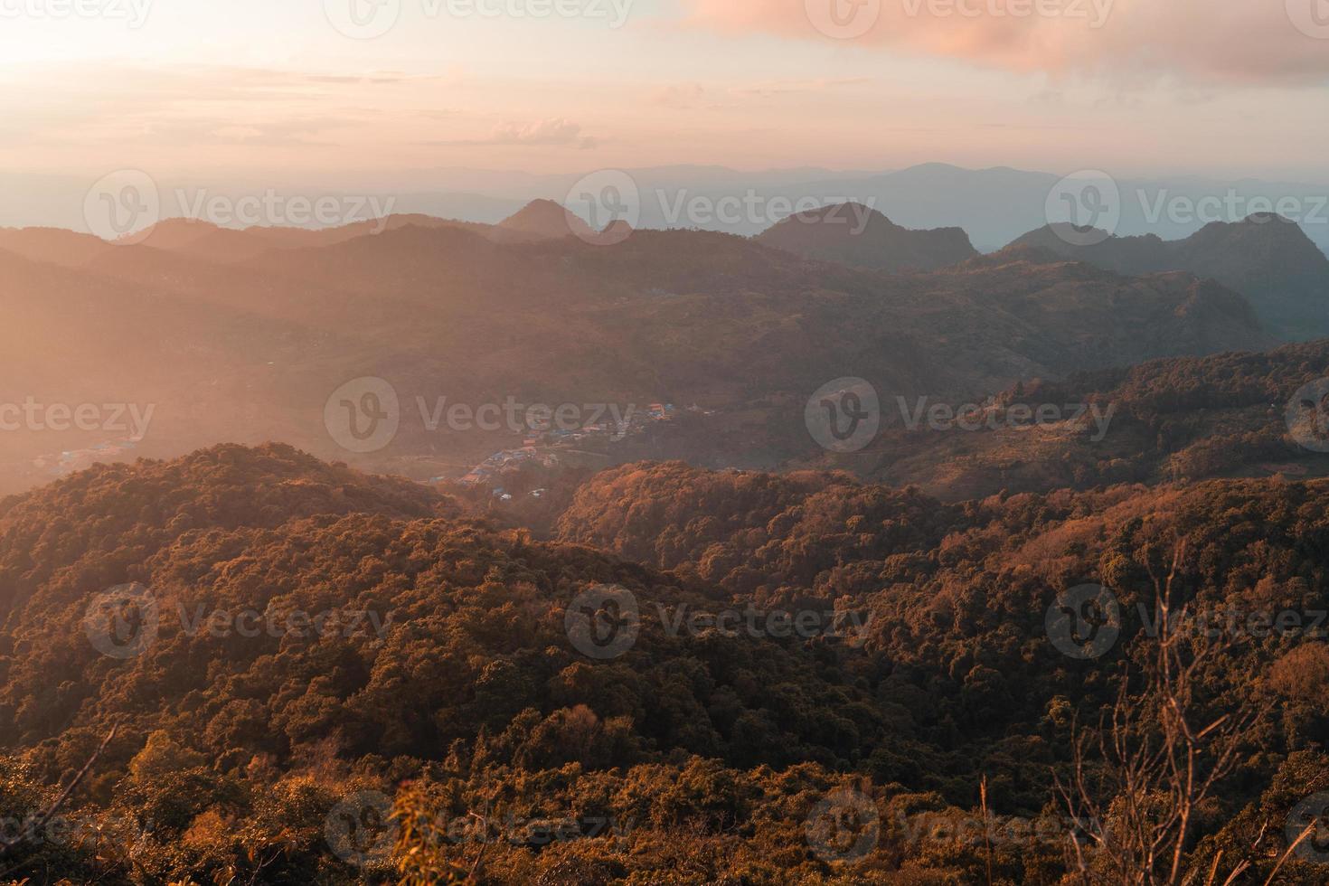 landschap berglandschap in de avond foto