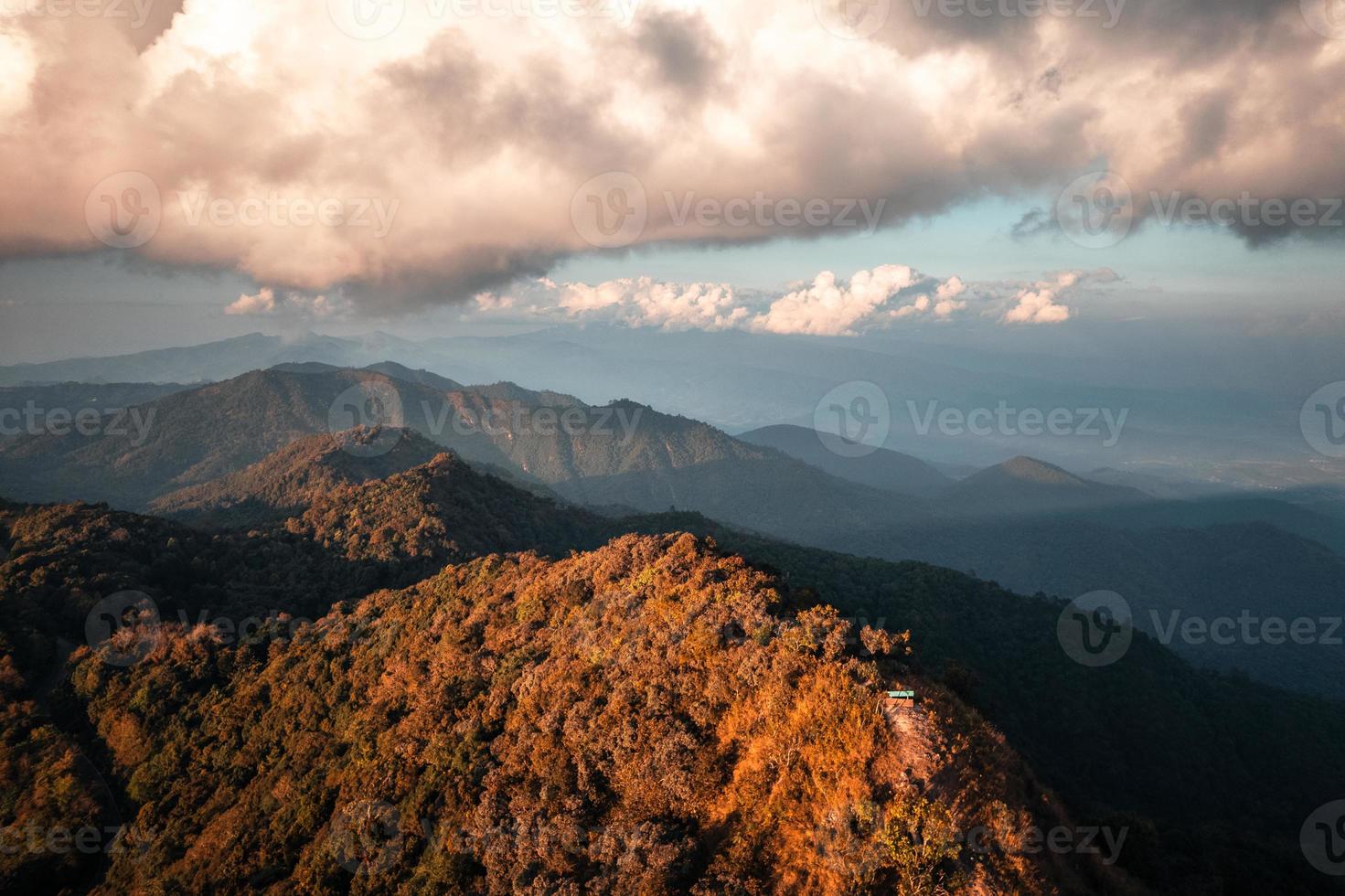 landschap berglandschap in de avond foto