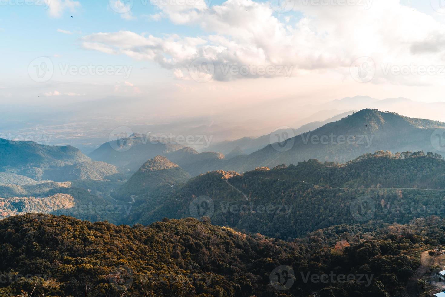 landschap berglandschap in de avond foto