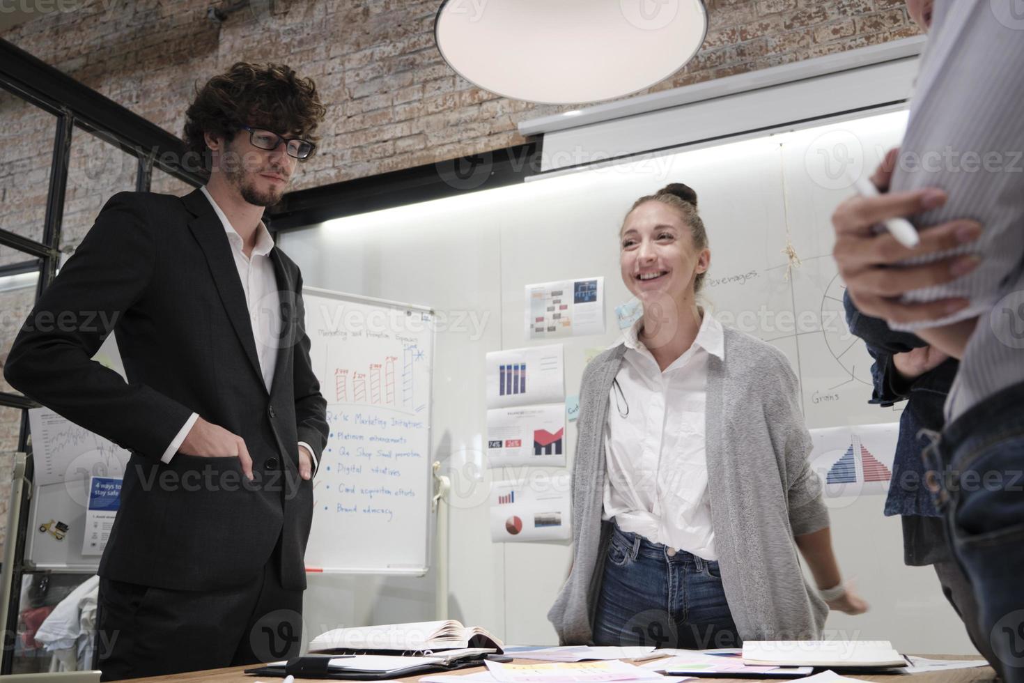 het team van de collega's en de collega brainstormden en bespraken een marketingstrategie, ideeënsamenwerking en zakelijke projectplanning aan de vergadertafel van een kantoor op de werkplek van de personeelsvergadering. foto