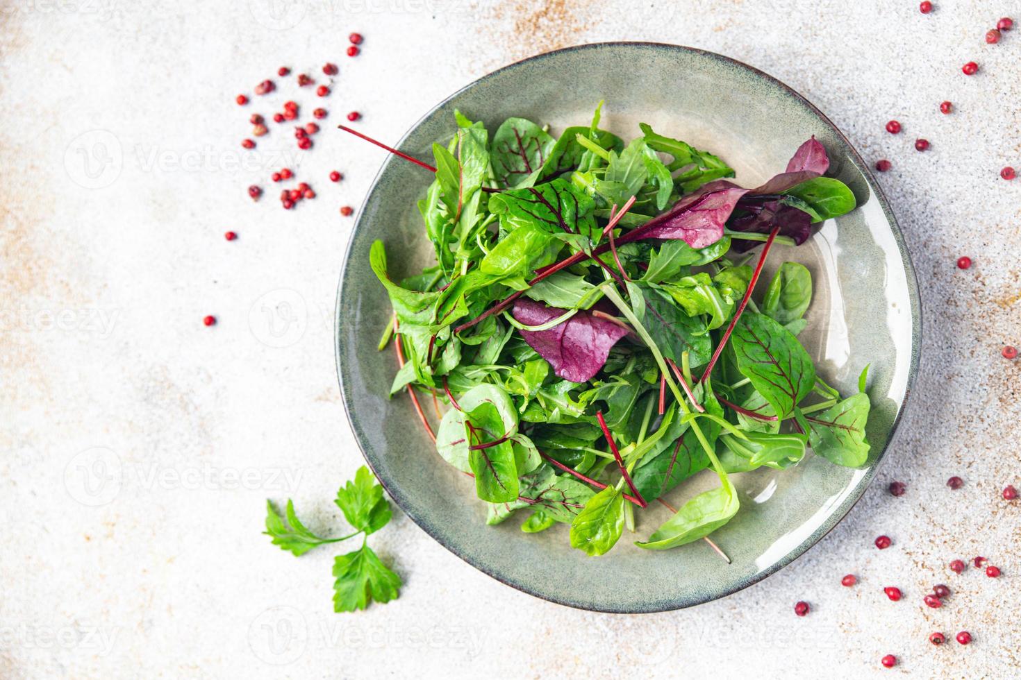 saladebord groene bladeren mix gezonde maaltijd veganistisch of vegetarisch eten foto