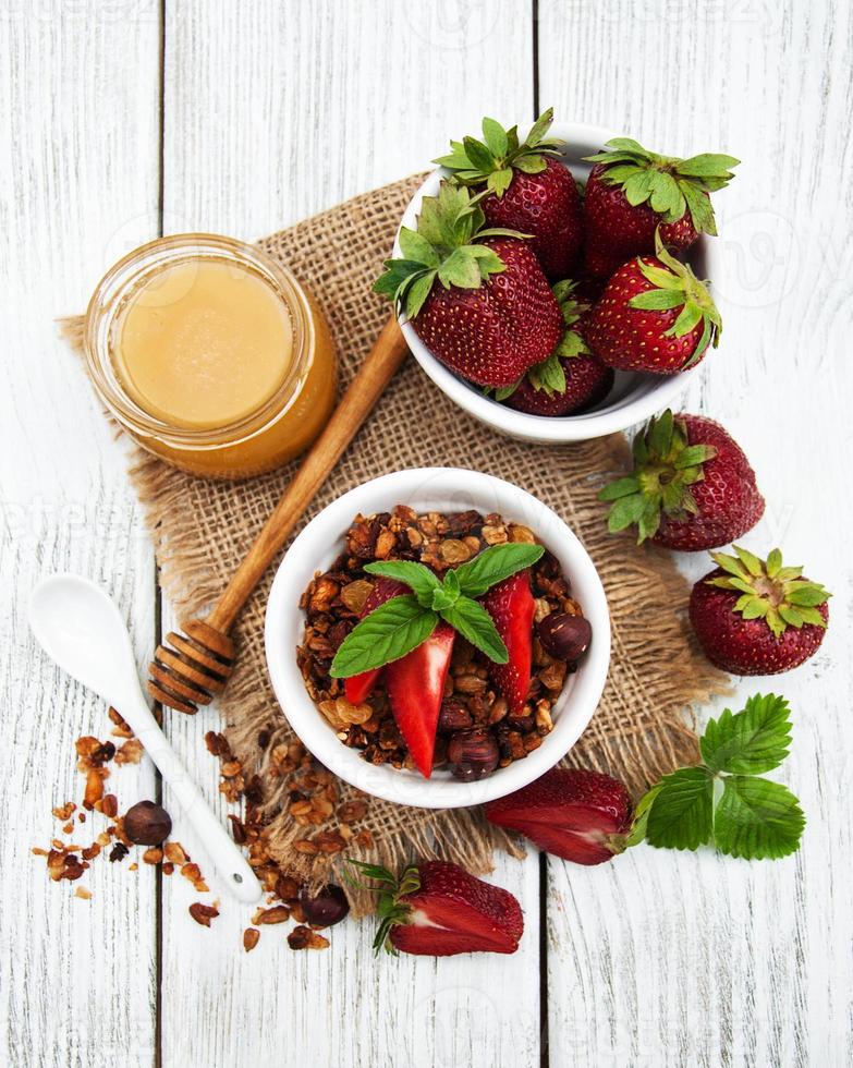 huisgemaakte granola met aardbeien foto